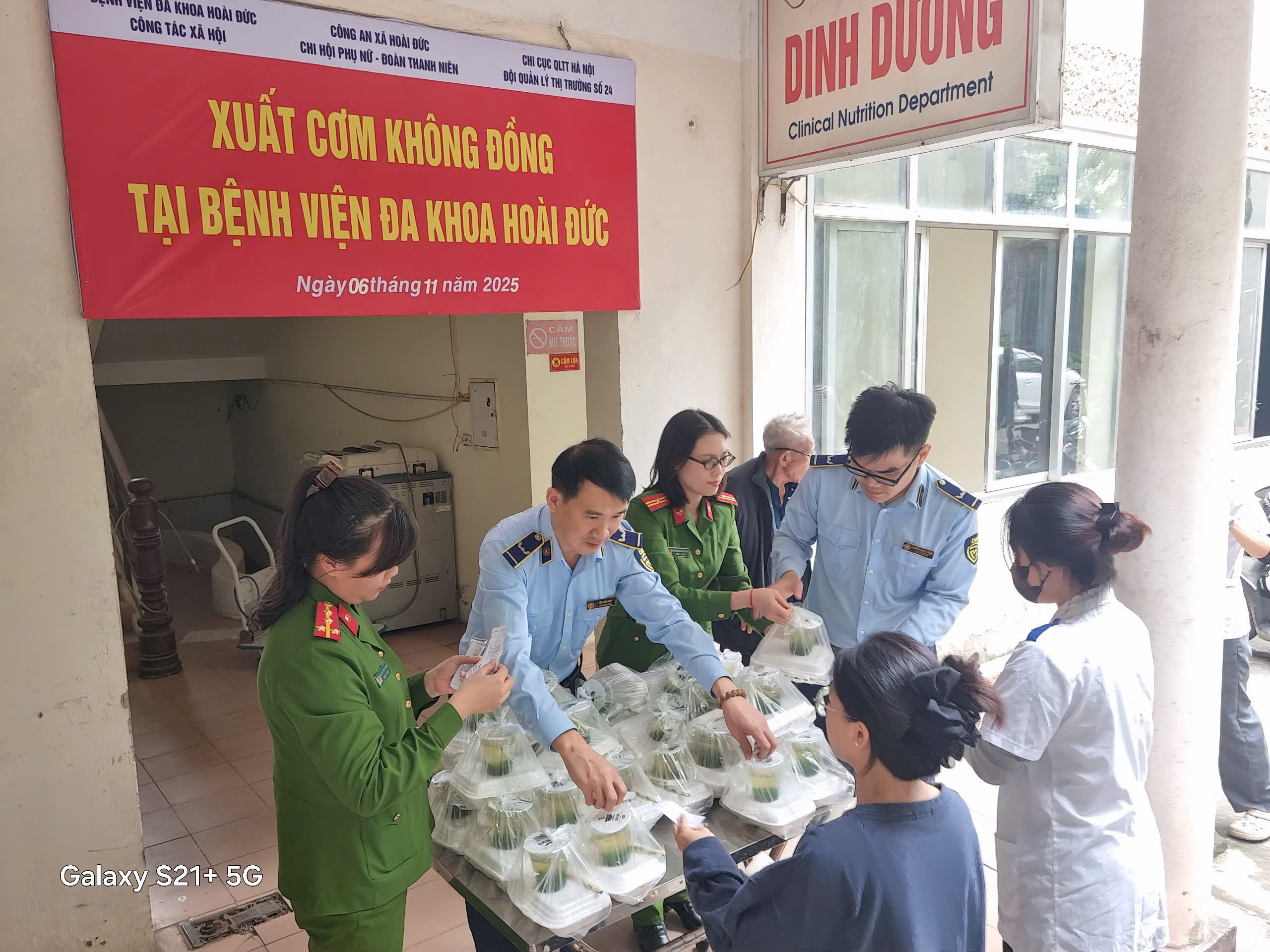 Công an xã Hoài Đức lan tỏa yêu thương qua chương trình “suất cơm 0 đồng” - ảnh 1