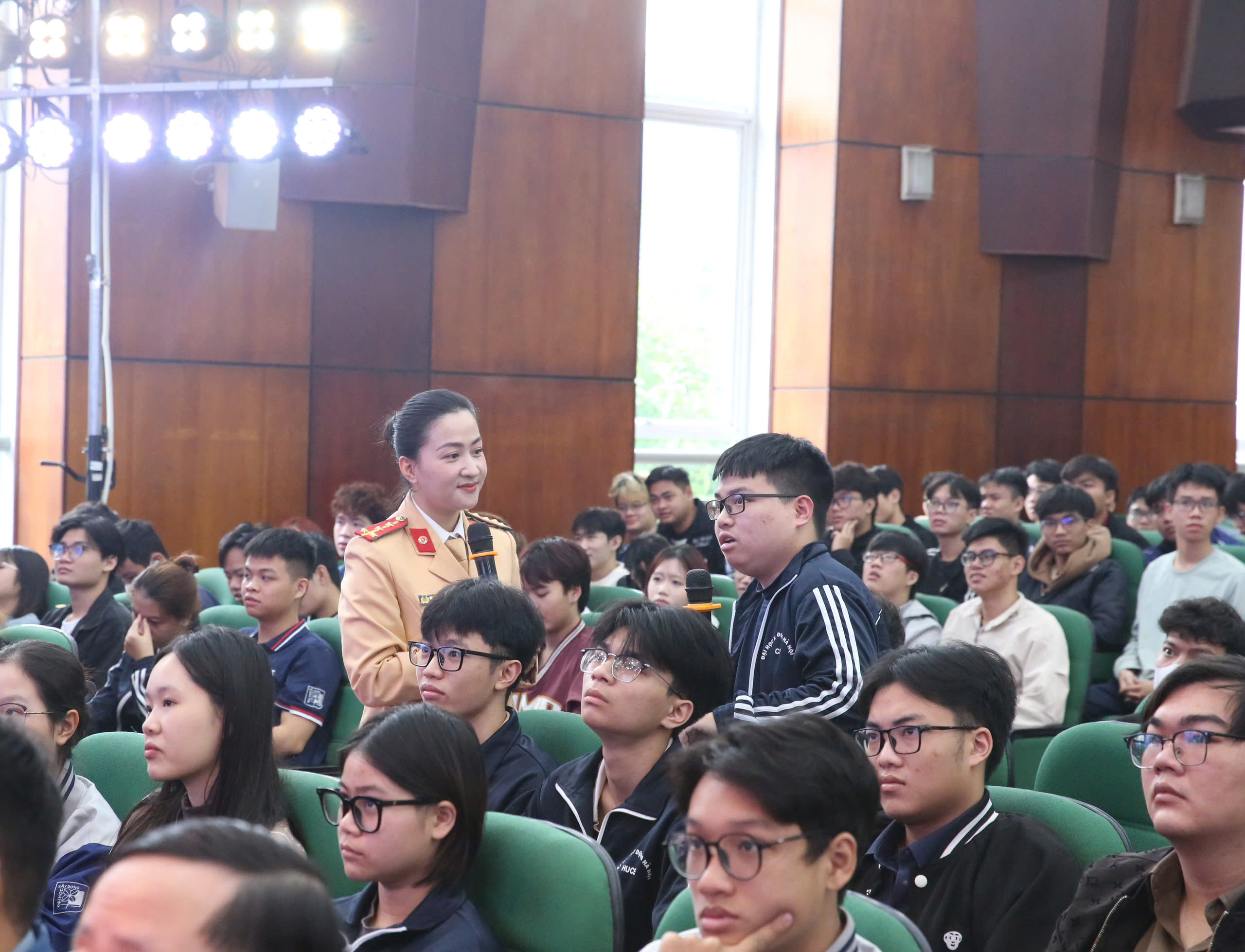 Hơn 1.000 sinh viên được tuyên truyền An toàn giao thông, phòng chống tội phạm an ninh mạng và phòng cháy chữa cháy - ảnh 3