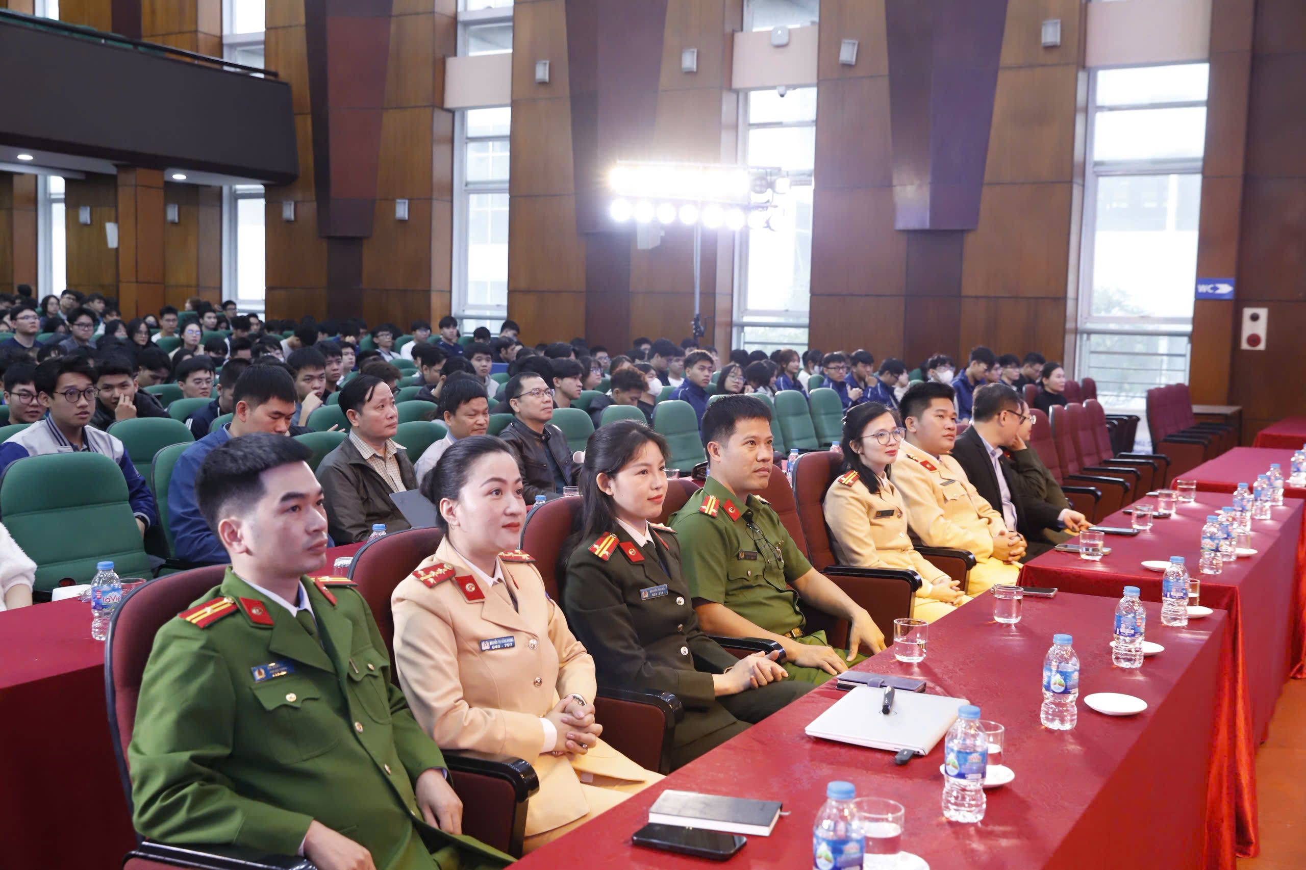 Hơn 1.000 sinh viên được tuyên truyền An toàn giao thông, phòng chống tội phạm an ninh mạng và phòng cháy chữa cháy - ảnh 1