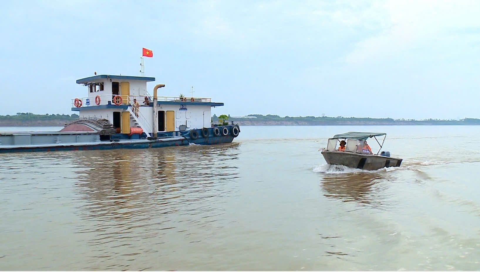 Hà Nội: Xử lý nhiều bến bãi hoạt động không phép trên tuyến đường thủy nội địa - ảnh 1