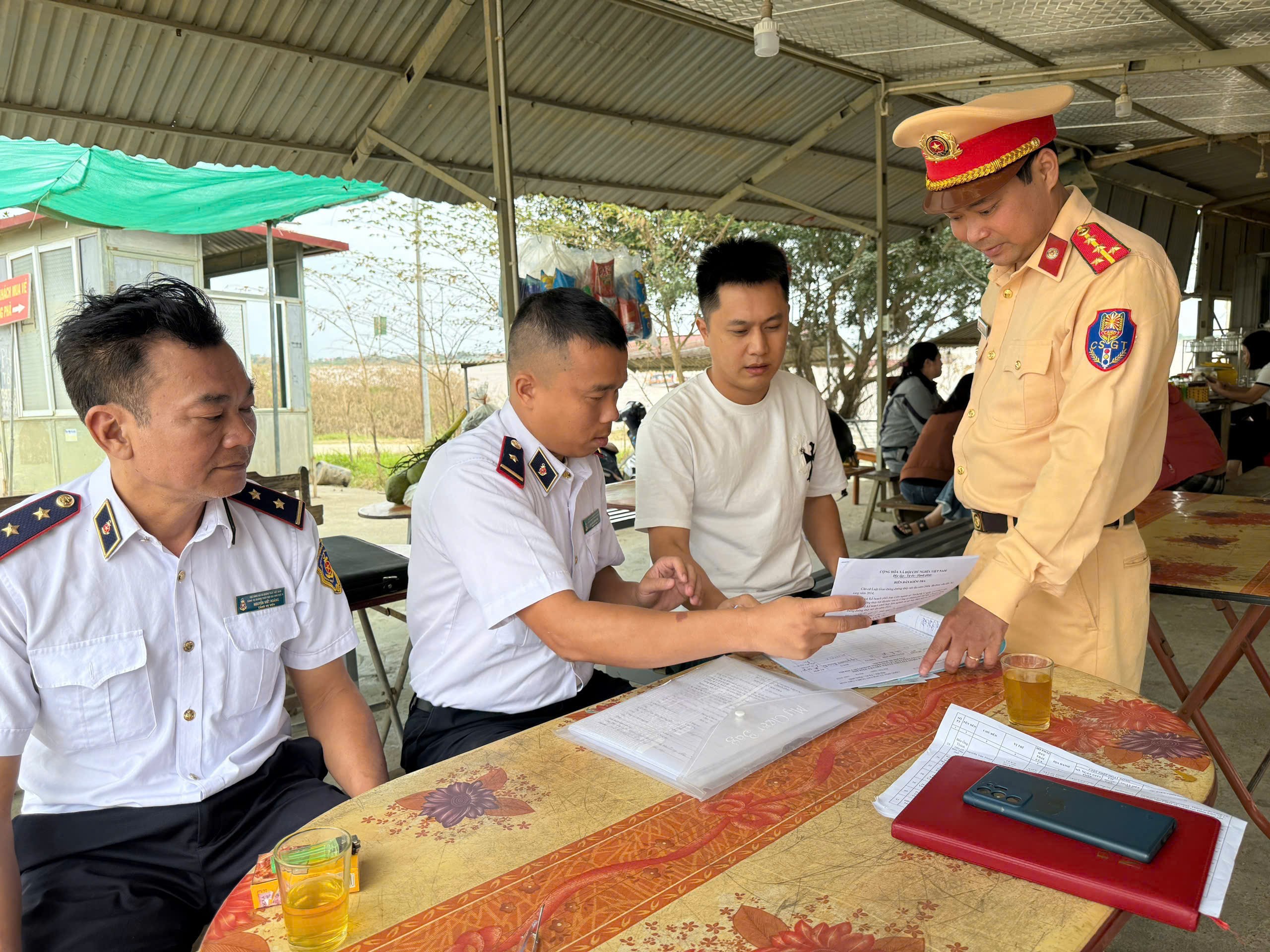 Hà Nội: Xử lý nhiều bến bãi hoạt động không phép trên tuyến đường thủy nội địa - ảnh 2