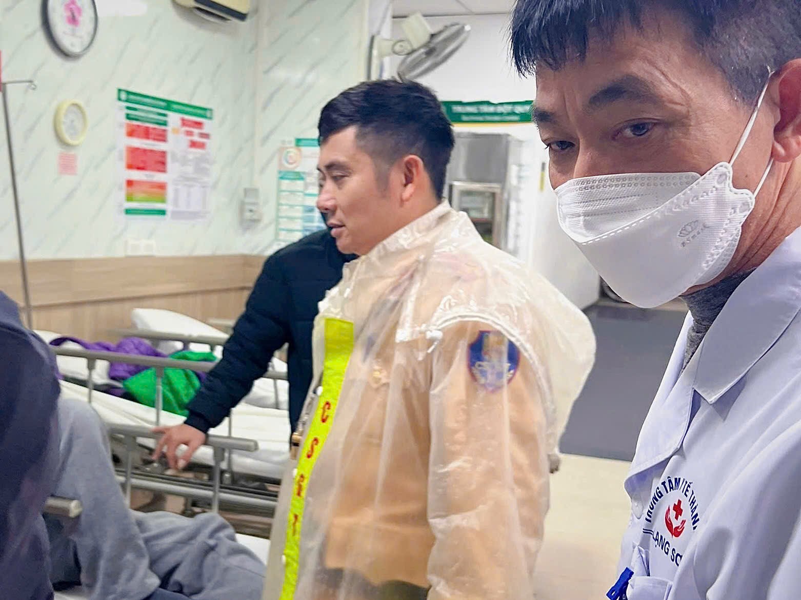 CSGT Hà Nội mở đường đưa bệnh nhân đột quỵ đến bệnh viện cấp cứu kịp thời - ảnh 2