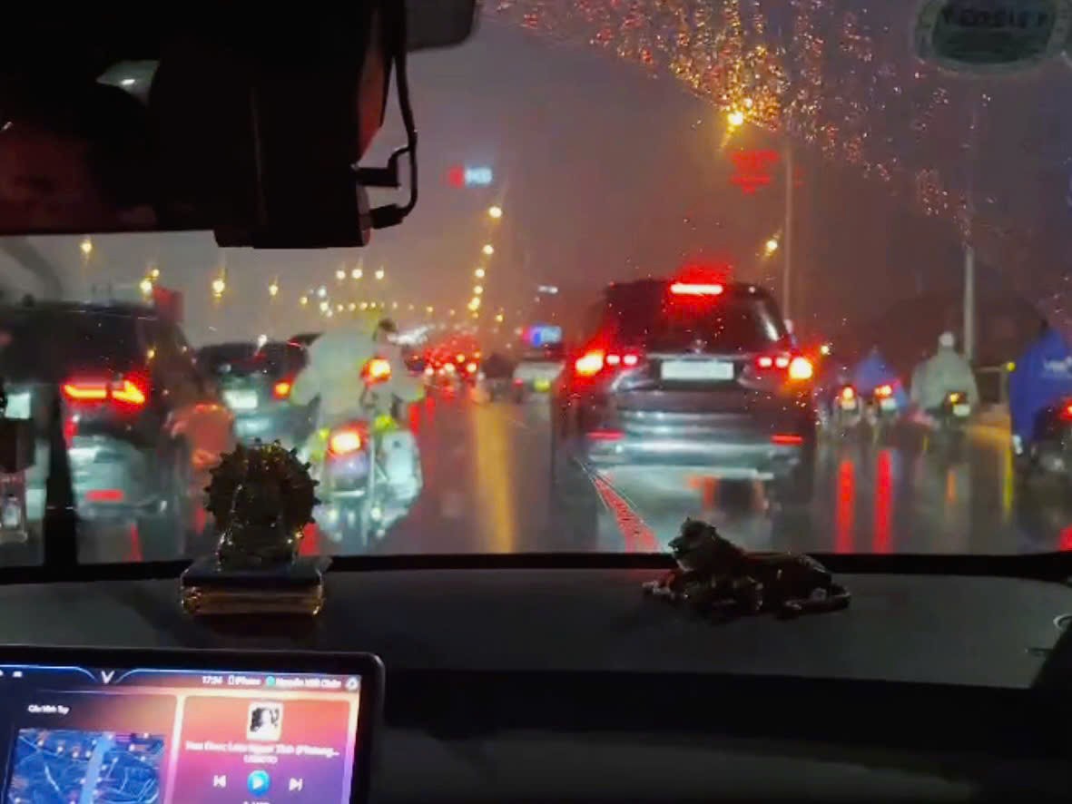 CSGT Hà Nội mở đường đưa bệnh nhân đột quỵ đến bệnh viện cấp cứu kịp thời - ảnh 1