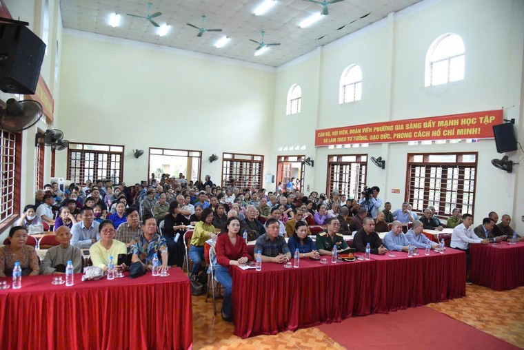 1.000 phần quà nghĩa tình đến với người dân vùng lũ Thái Nguyên - ảnh 1