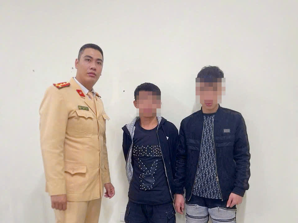 CSGT Hà Nội phát hiện 2 đối tượng tàng trữ ma túy đá - ảnh 1