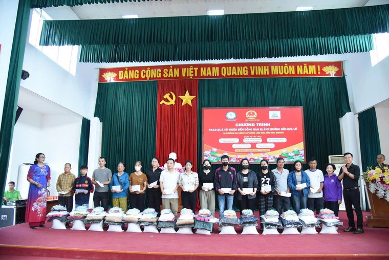1.000 phần quà nghĩa tình đến với người dân vùng lũ Thái Nguyên - ảnh 4