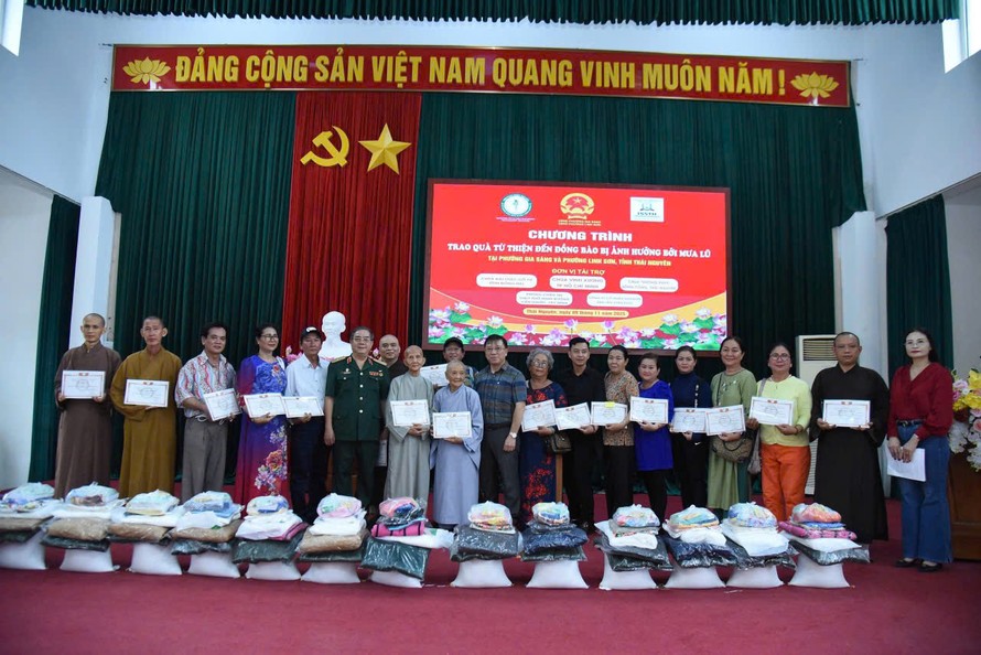 1.000 phần quà nghĩa tình đến với người dân vùng lũ Thái Nguyên - ảnh 3