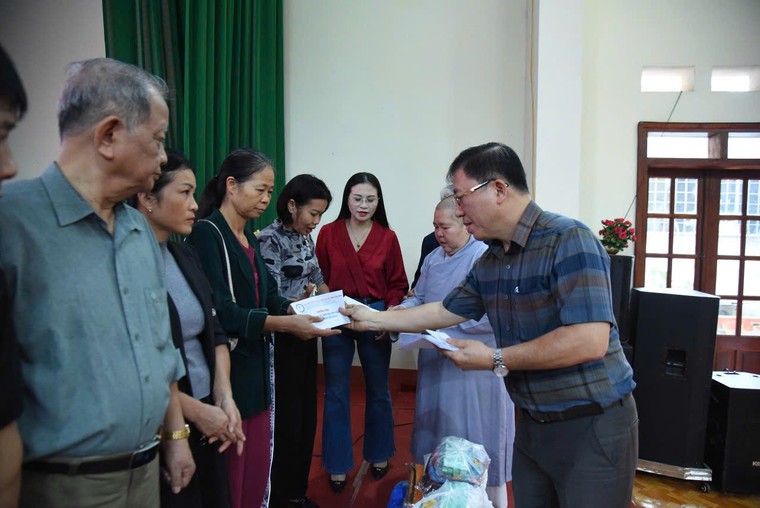 1.000 phần quà nghĩa tình đến với người dân vùng lũ Thái Nguyên - ảnh 5