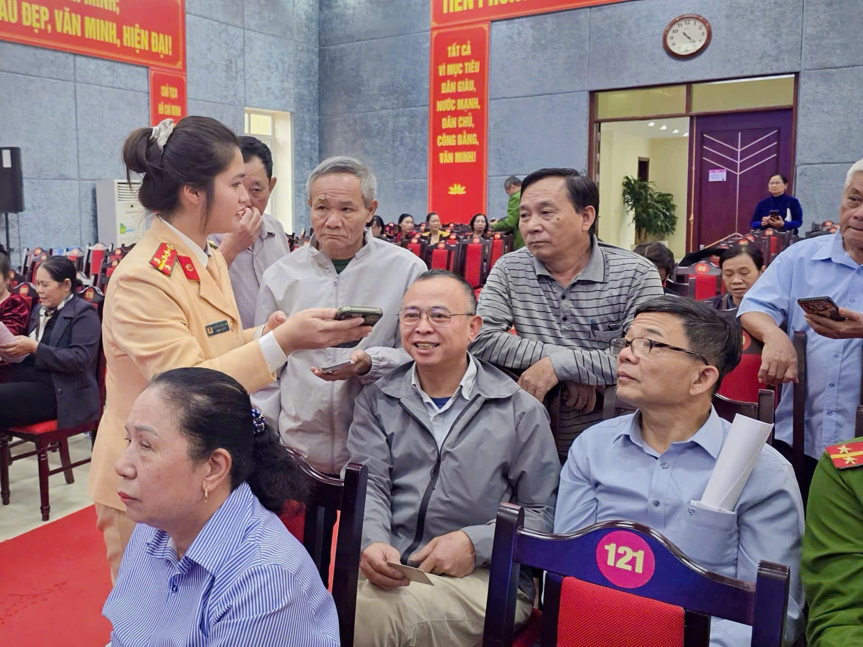 Hà Nội: Thu thập gần 14.000 hồ sơ dữ liệu đăng ký xe, giấy phép lái xe sau hơn một ngày triển khai cao điểm - ảnh 1