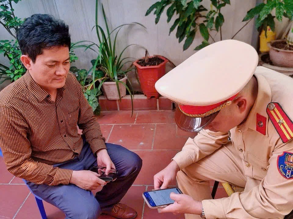 Hà Nội: Thu thập gần 14.000 hồ sơ dữ liệu đăng ký xe, giấy phép lái xe sau hơn một ngày triển khai cao điểm - ảnh 6
