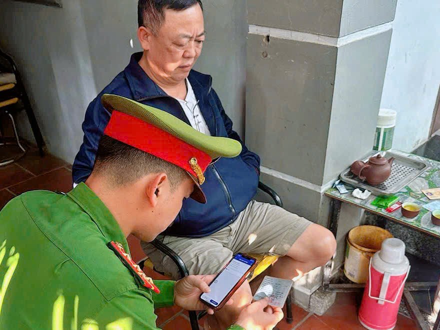 Hà Nội: Thu thập gần 14.000 hồ sơ dữ liệu đăng ký xe, giấy phép lái xe sau hơn một ngày triển khai cao điểm - ảnh 5