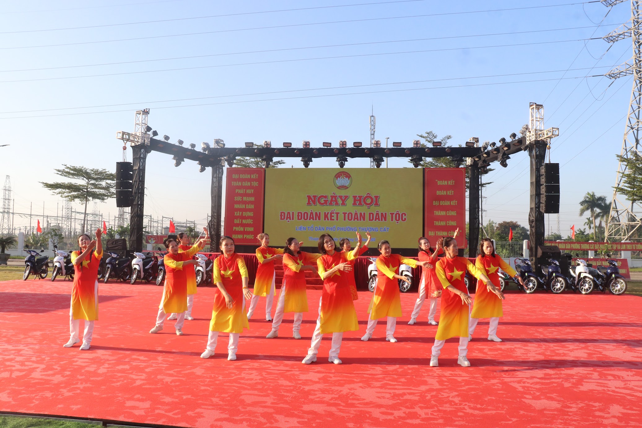 Sôi nổi Ngày hội Đại đoàn kết toàn dân tộc phường Thượng Cát - ảnh 11