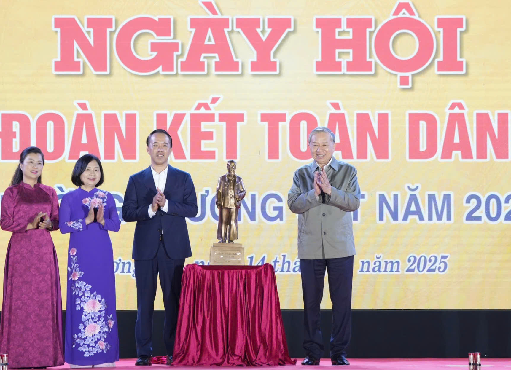 Tổng Bí thư Tô Lâm dự Ngày hội đại đoàn kết dân tộc tại phường Thượng Cát, thành phố Hà Nội - ảnh 4