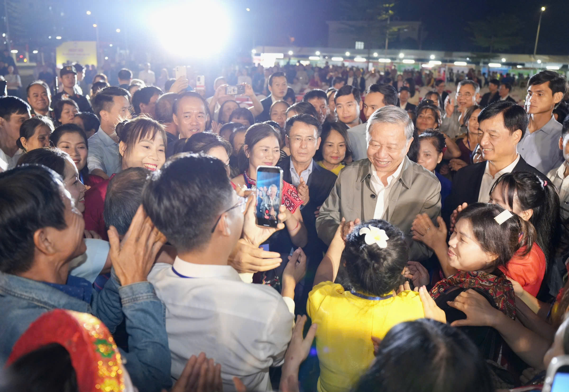 Tổng Bí thư Tô Lâm dự Ngày hội đại đoàn kết dân tộc tại phường Thượng Cát, thành phố Hà Nội - ảnh 8