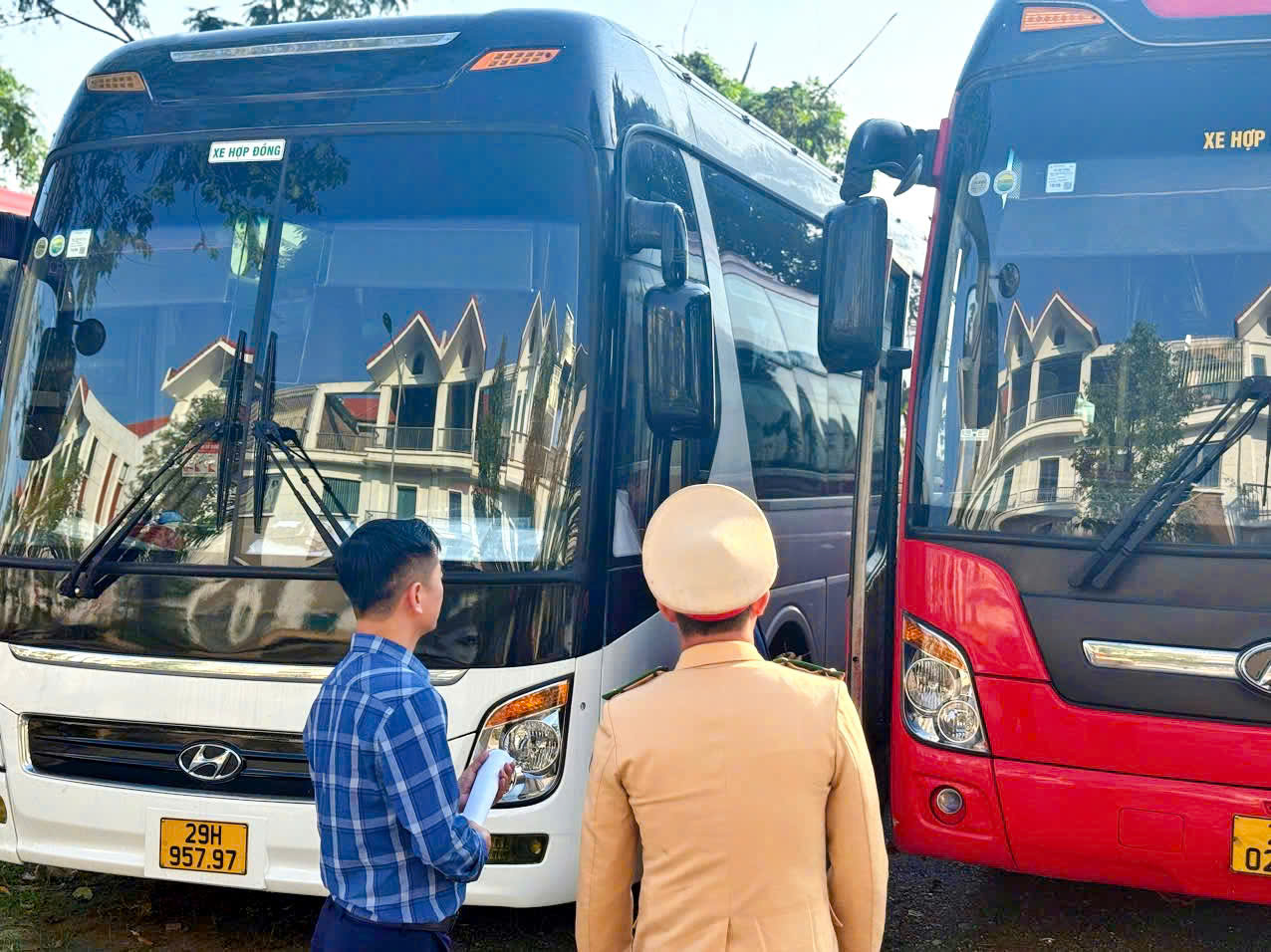 Hà Nội: Tuyên truyền, ký cam kết bảo đảm an toàn giao thông đối với doanh nghiệp vận tải hành khách - ảnh 3