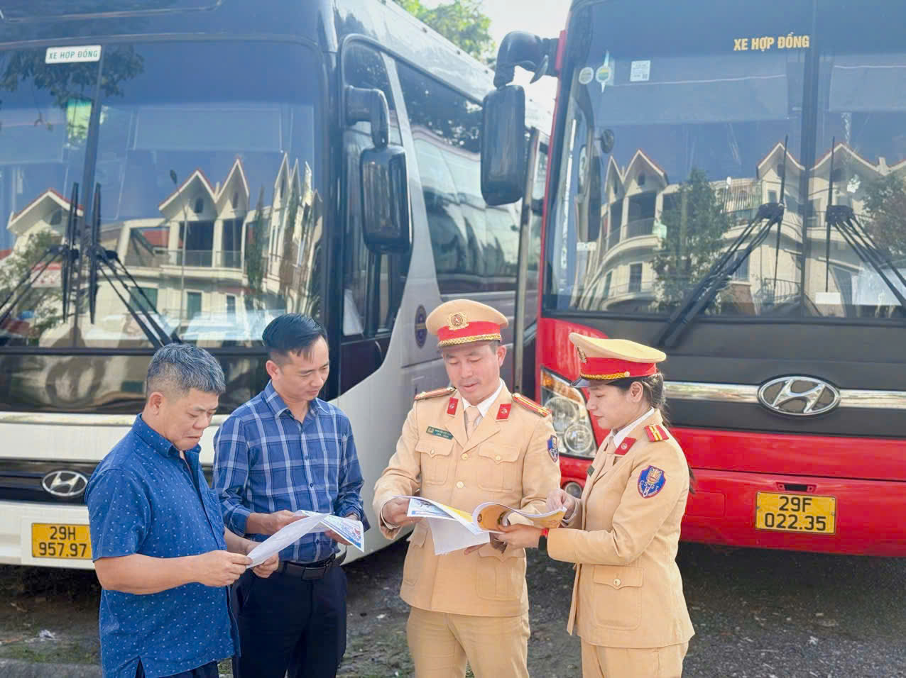 Hà Nội: Tuyên truyền, ký cam kết bảo đảm an toàn giao thông đối với doanh nghiệp vận tải hành khách - ảnh 2