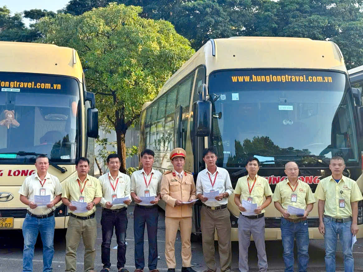 Hà Nội: Tuyên truyền, ký cam kết bảo đảm an toàn giao thông đối với doanh nghiệp vận tải hành khách - ảnh 1
