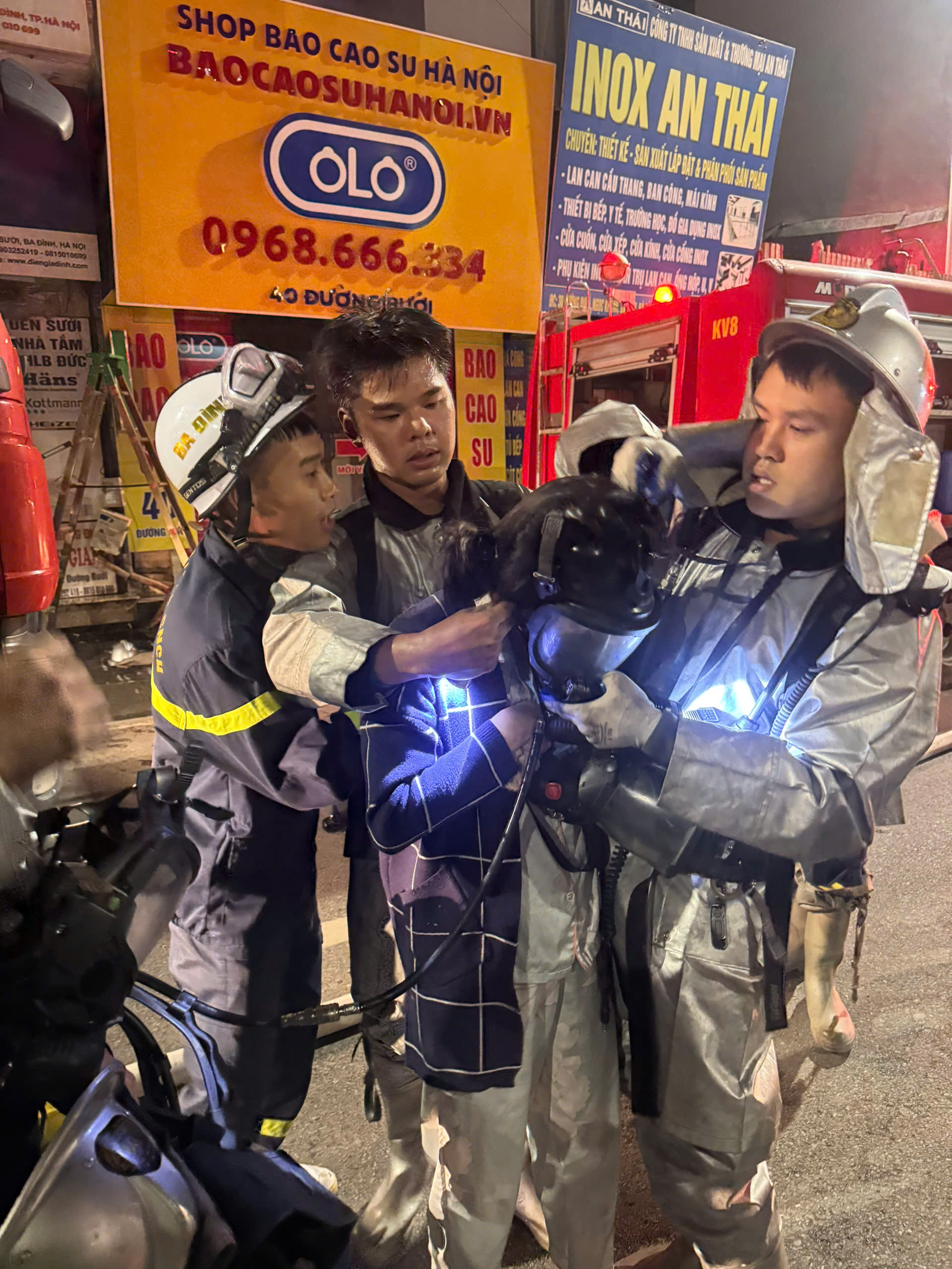 Công an Thủ đô cứu nạn nhiều người trong 2 vụ cháy - ảnh 2