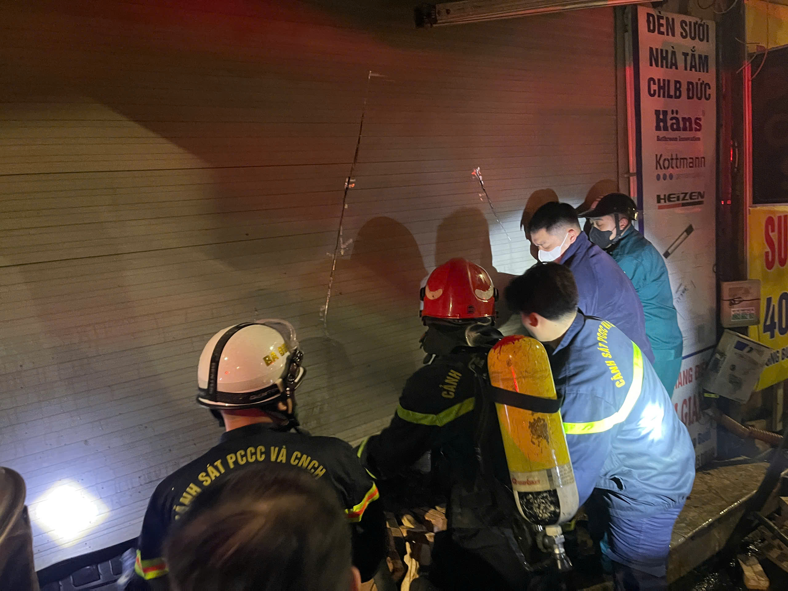 Công an Thủ đô cứu nạn nhiều người trong 2 vụ cháy - ảnh 1