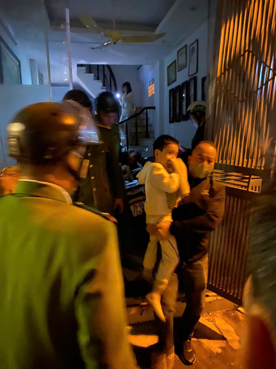 Công an Thủ đô cứu nạn nhiều người trong 2 vụ cháy - ảnh 4