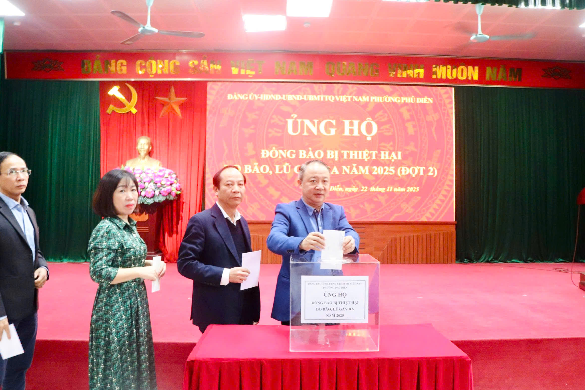 Phường Phú Diễn phát động ủng hộ đồng bào bị thiệt hại do bão, lũ đợt 2 - ảnh 1