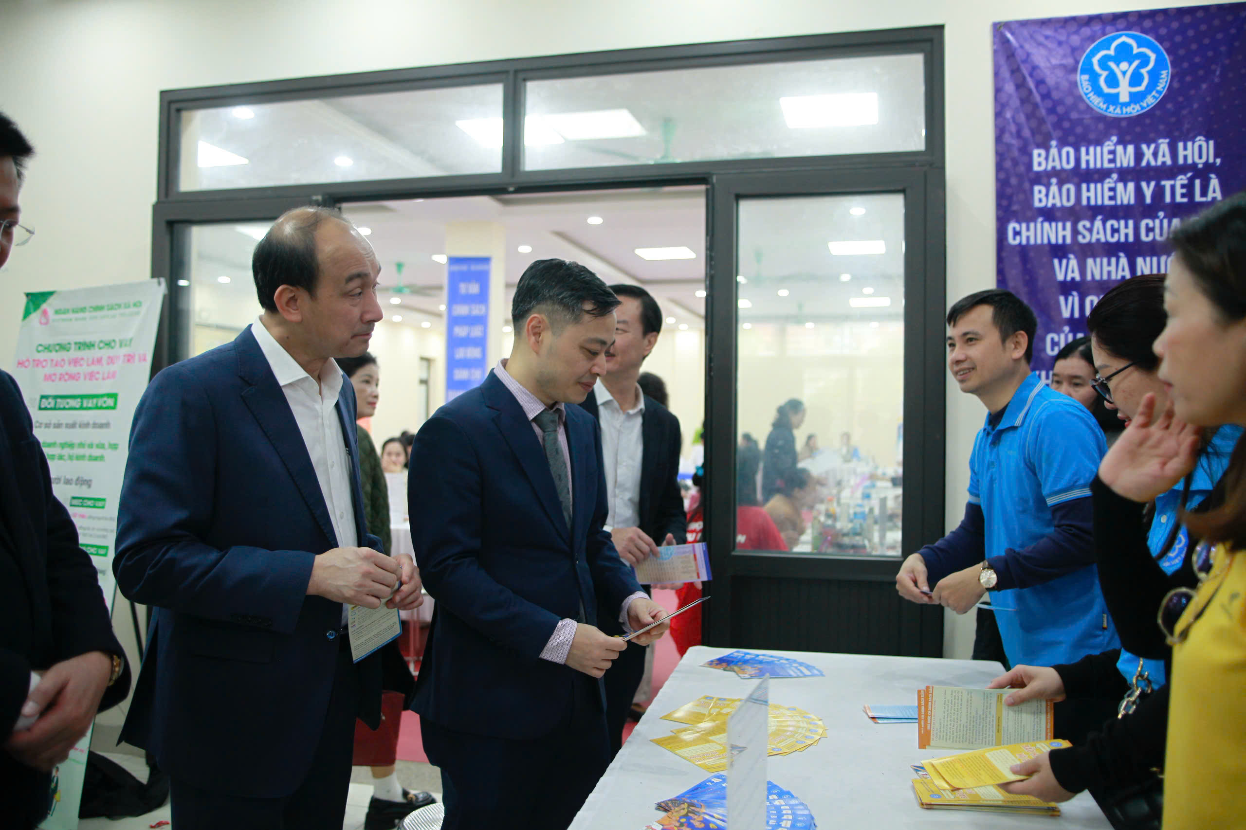 1.749 chỉ tiêu tuyển dụng tại phiên giao dịch việc làm phường Phú Thượng - ảnh 4