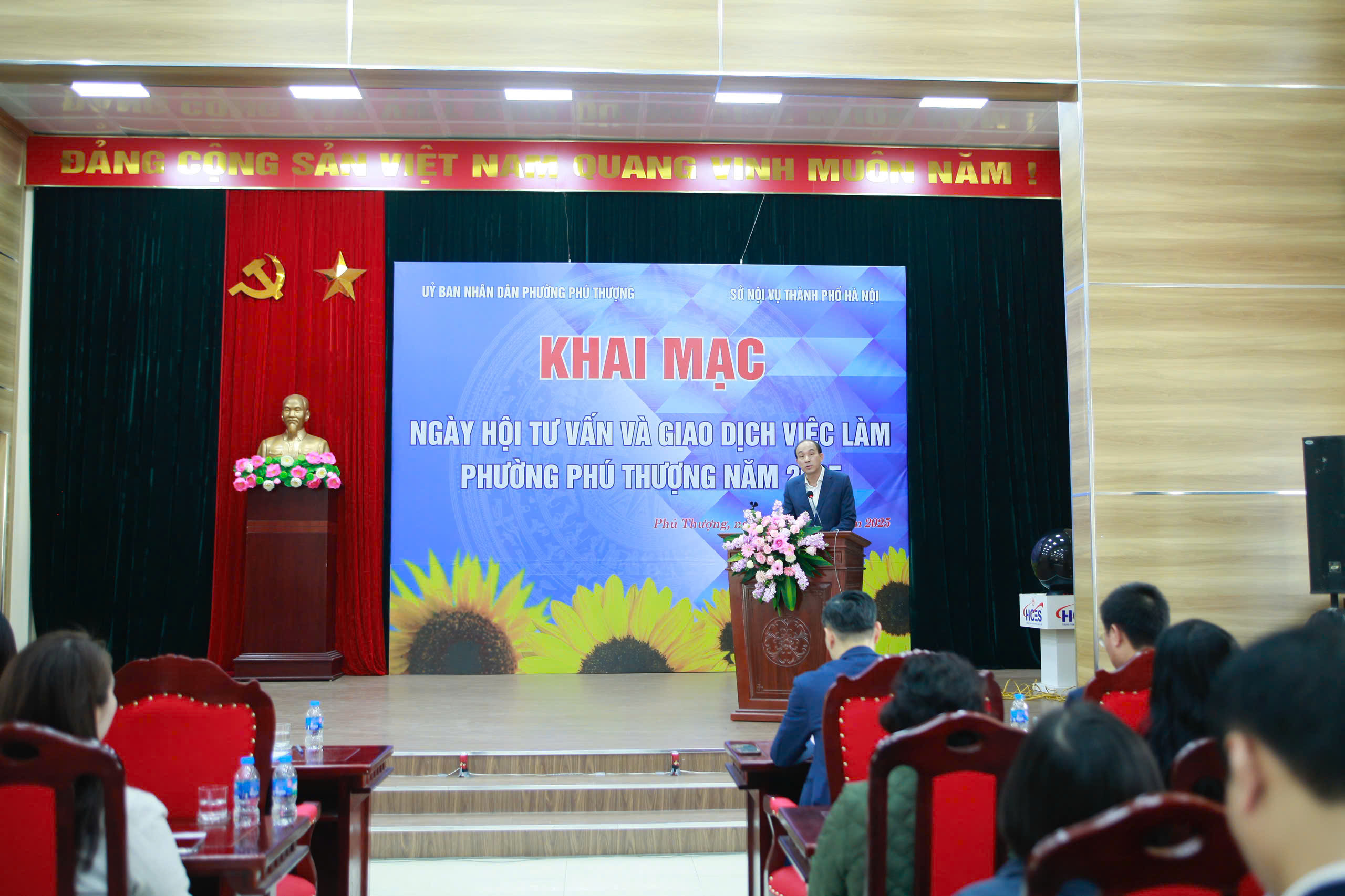 1.749 chỉ tiêu tuyển dụng tại phiên giao dịch việc làm phường Phú Thượng - ảnh 3