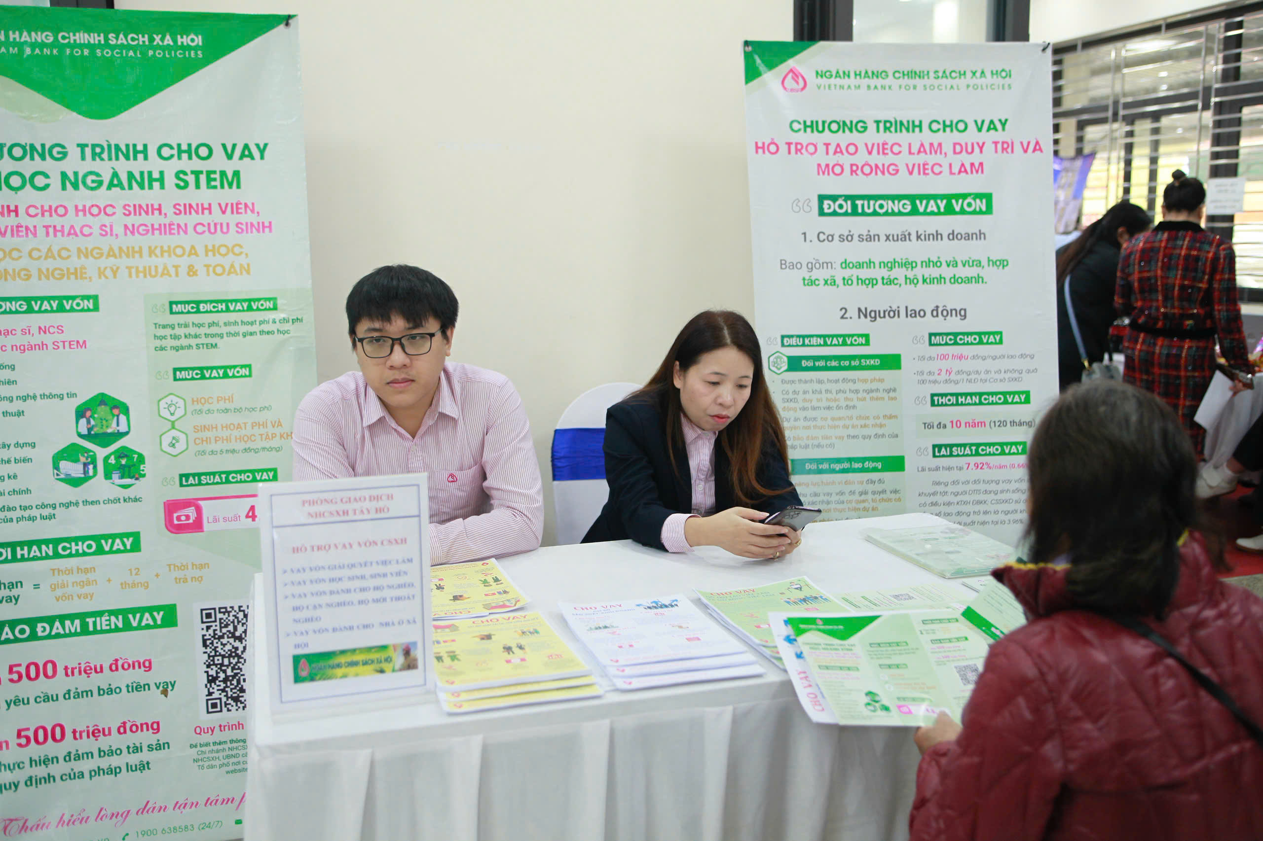 1.749 chỉ tiêu tuyển dụng tại phiên giao dịch việc làm phường Phú Thượng - ảnh 5