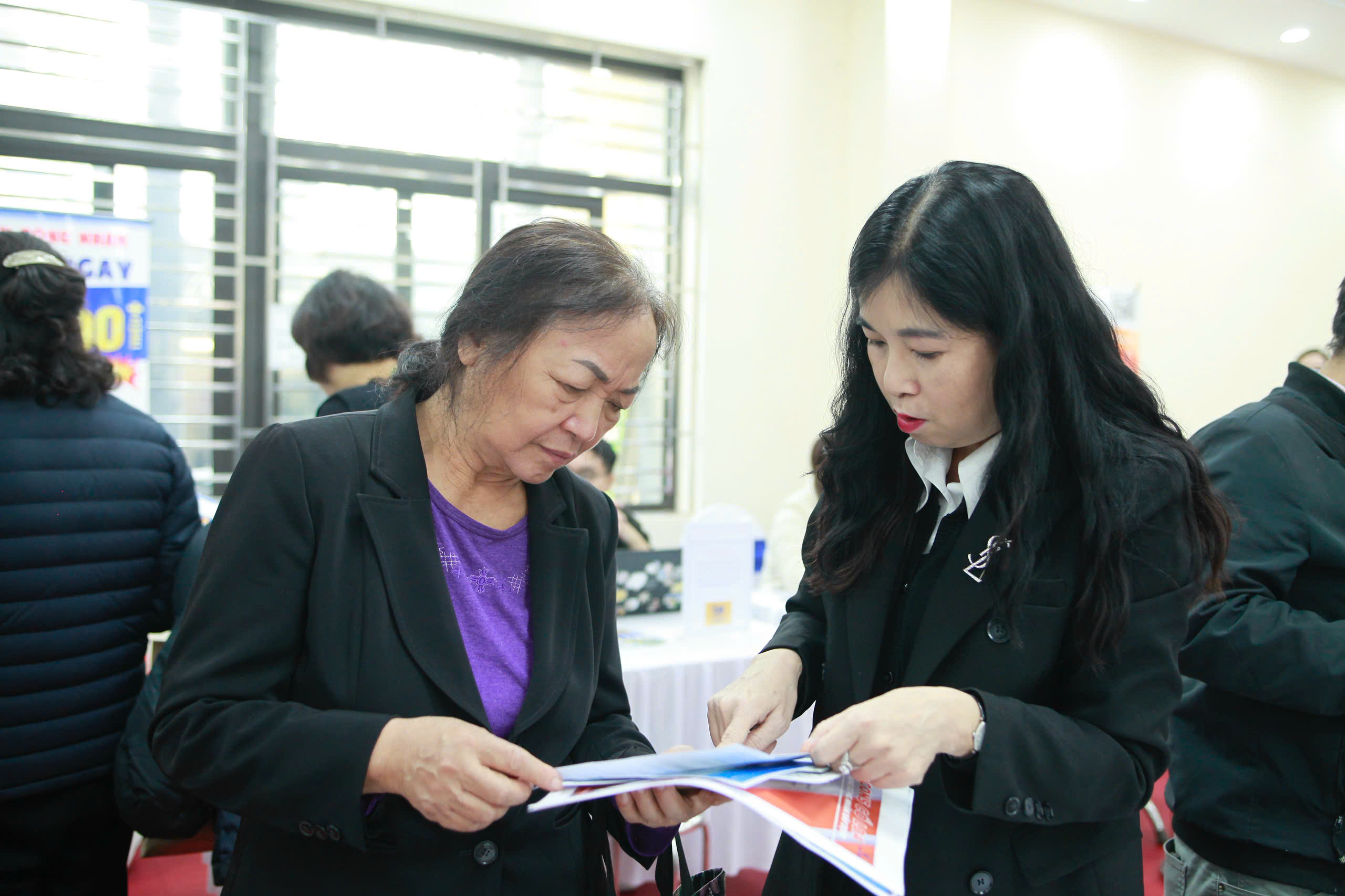 1.749 chỉ tiêu tuyển dụng tại phiên giao dịch việc làm phường Phú Thượng - ảnh 8