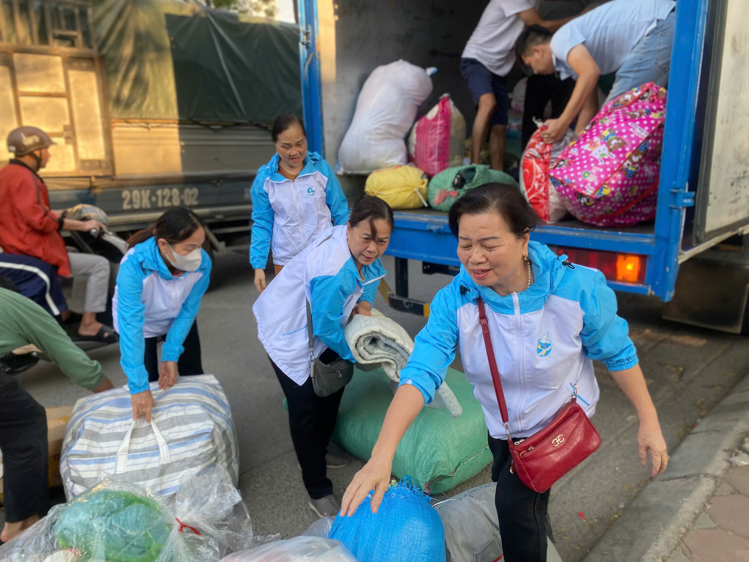 Phụ nữ Khương Đình chung tay hỗ trợ đồng bào vùng lũ Phú Yên - ảnh 3