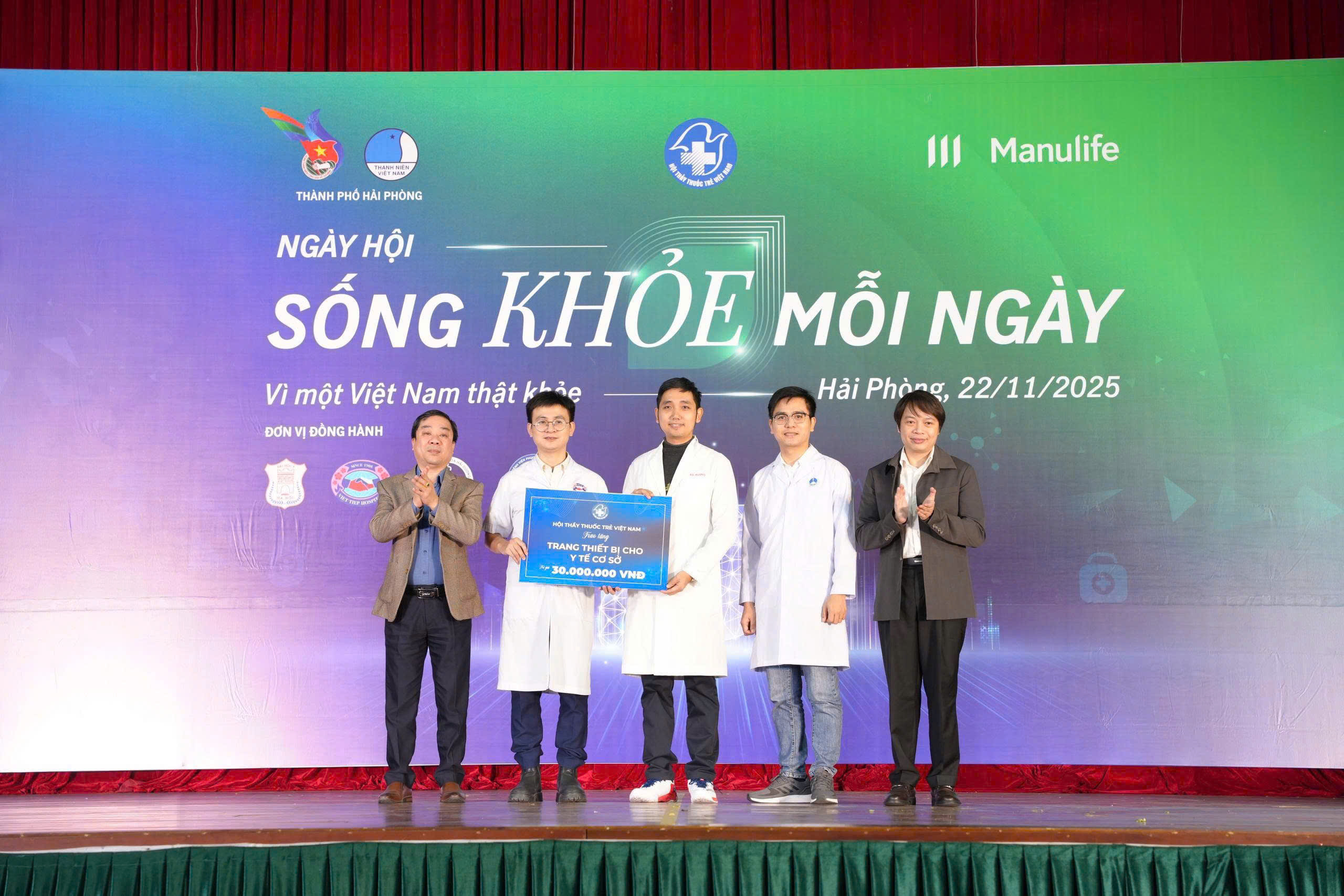 Hơn 1.000 người dân được khám sức khỏe, sàng lọc ung thư tiêu hóa  - ảnh 7