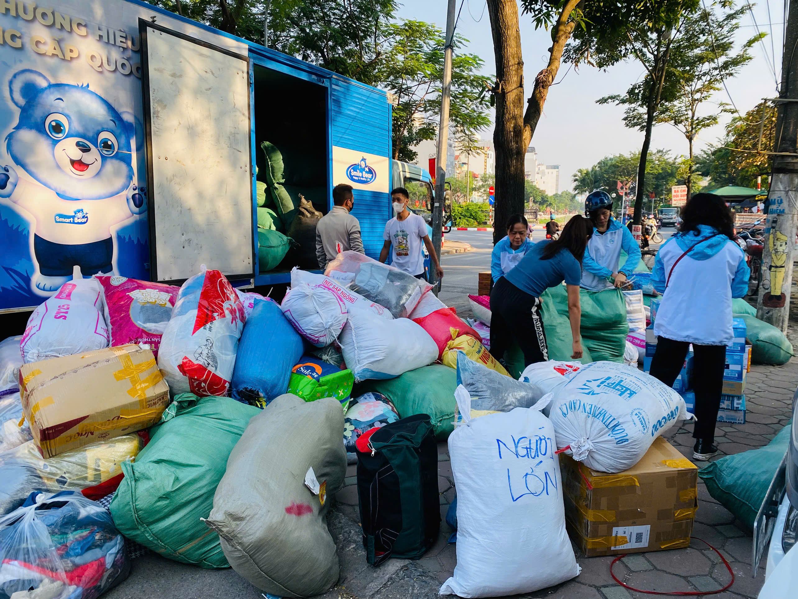 Phụ nữ Khương Đình chung tay hỗ trợ đồng bào vùng lũ Phú Yên - ảnh 2