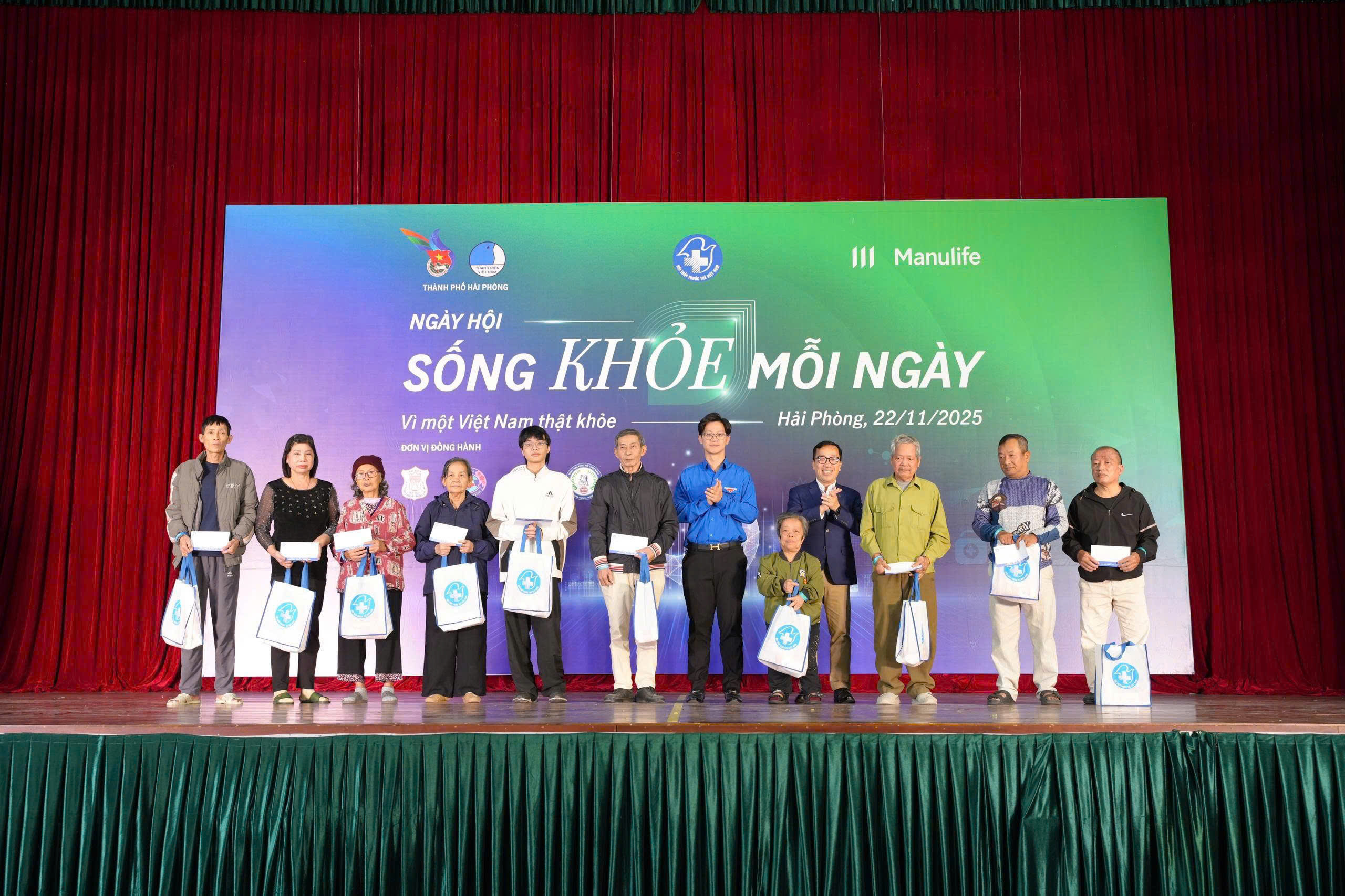 Hơn 1.000 người dân được khám sức khỏe, sàng lọc ung thư tiêu hóa  - ảnh 6