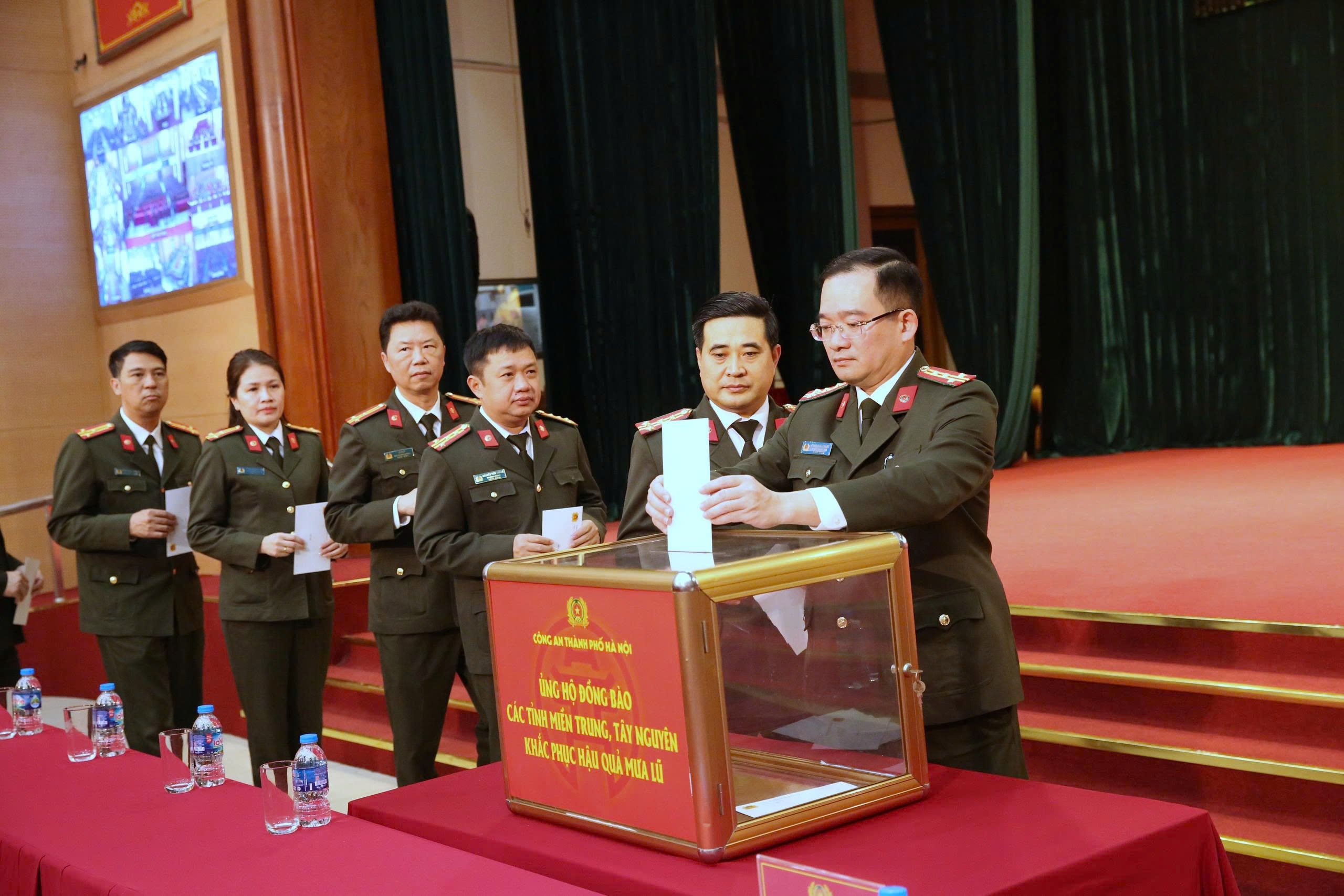 Công an Hà Nội phát động ủng hộ đồng bào miền Trung và Tây Nguyên bị thiệt hại do mưa lũ - ảnh 6