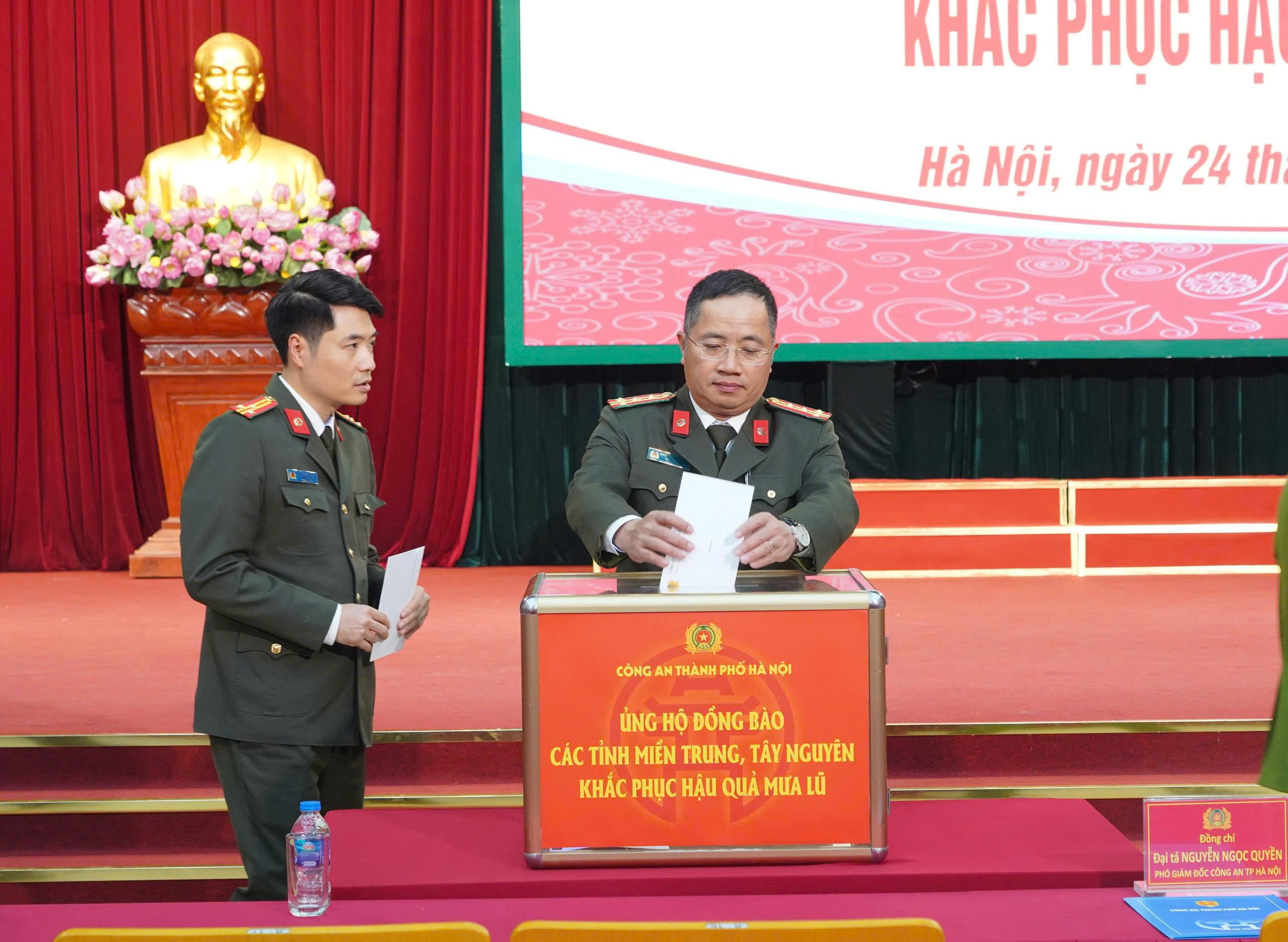 Công an Hà Nội phát động ủng hộ đồng bào miền Trung và Tây Nguyên bị thiệt hại do mưa lũ - ảnh 5