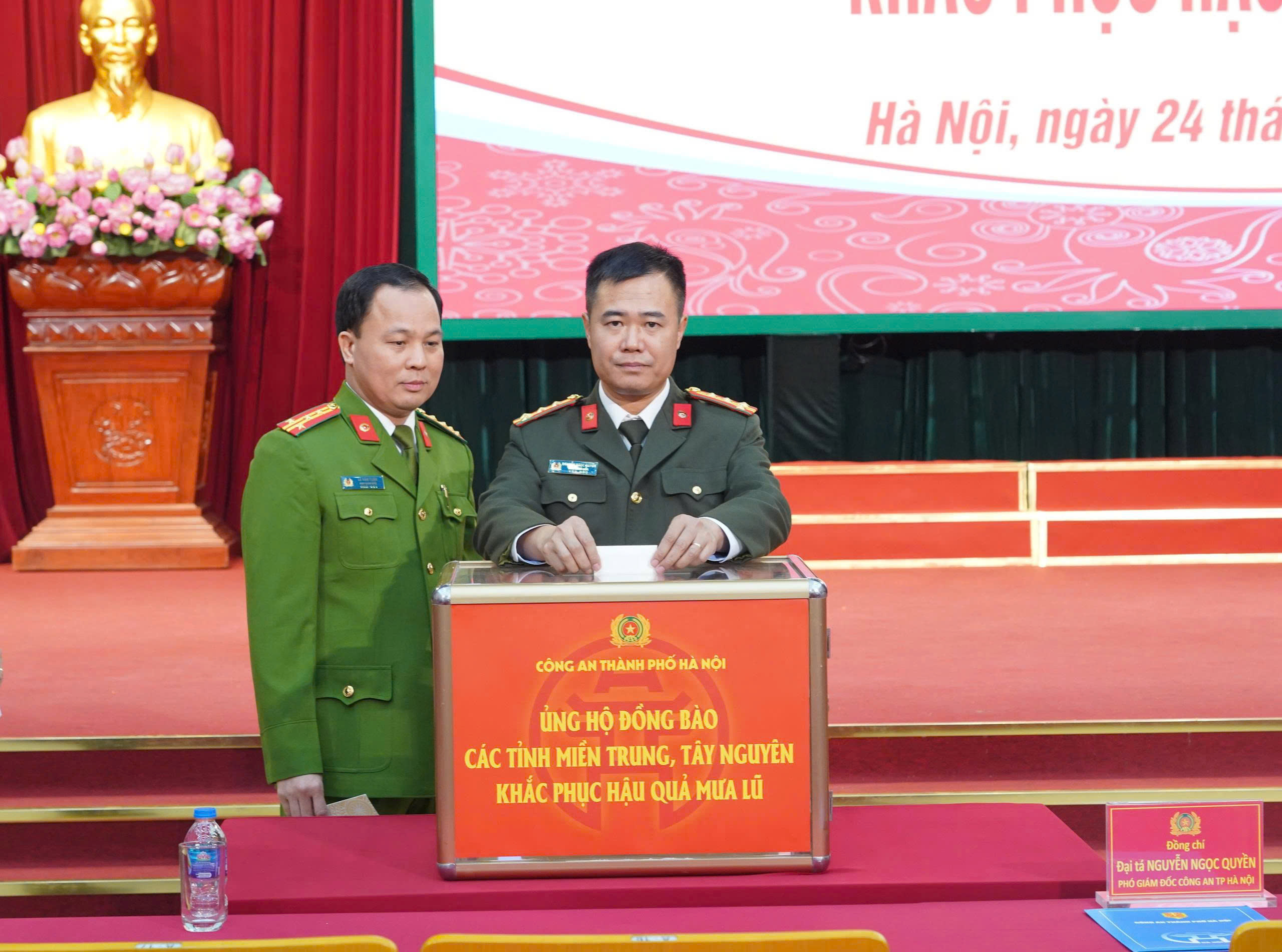 Công an Hà Nội phát động ủng hộ đồng bào miền Trung và Tây Nguyên bị thiệt hại do mưa lũ - ảnh 4