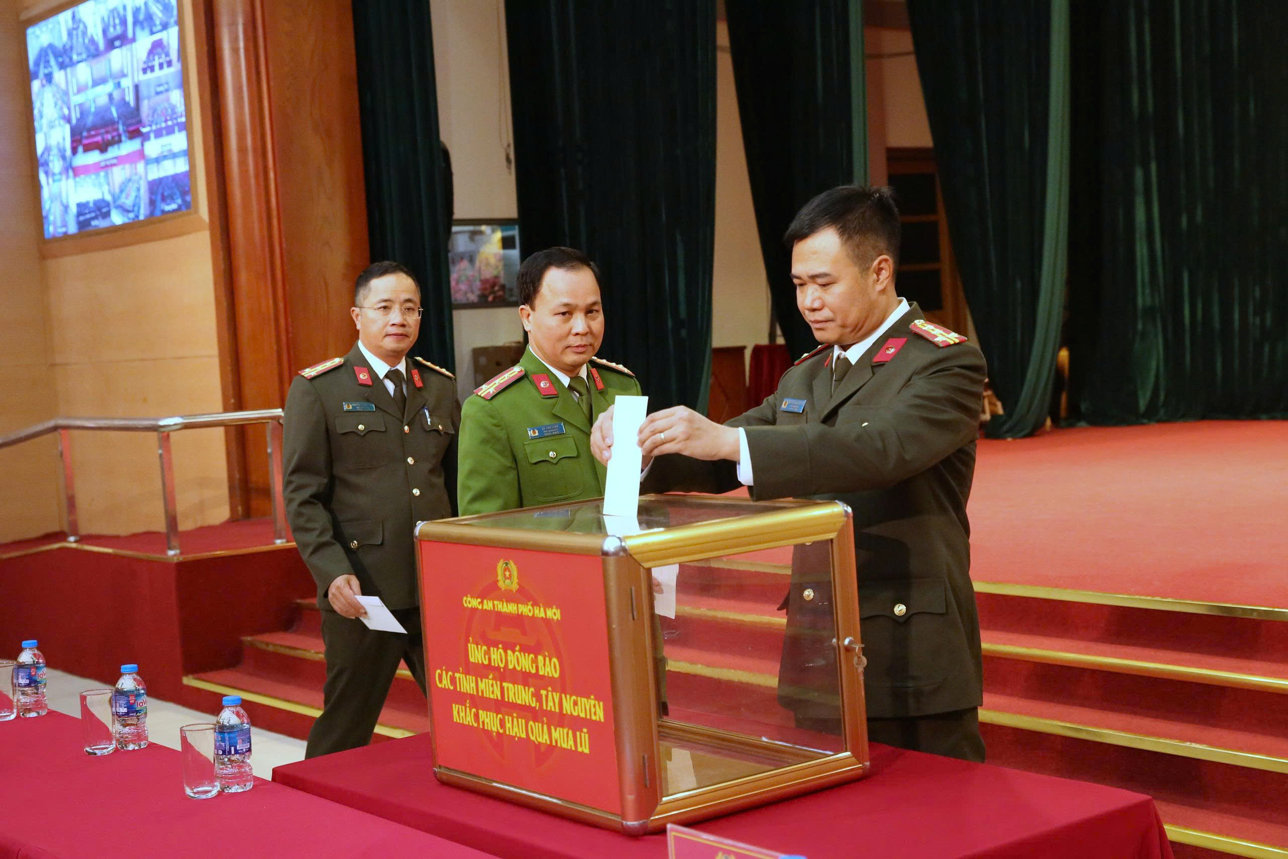 Công an Hà Nội phát động ủng hộ đồng bào miền Trung và Tây Nguyên bị thiệt hại do mưa lũ - ảnh 3