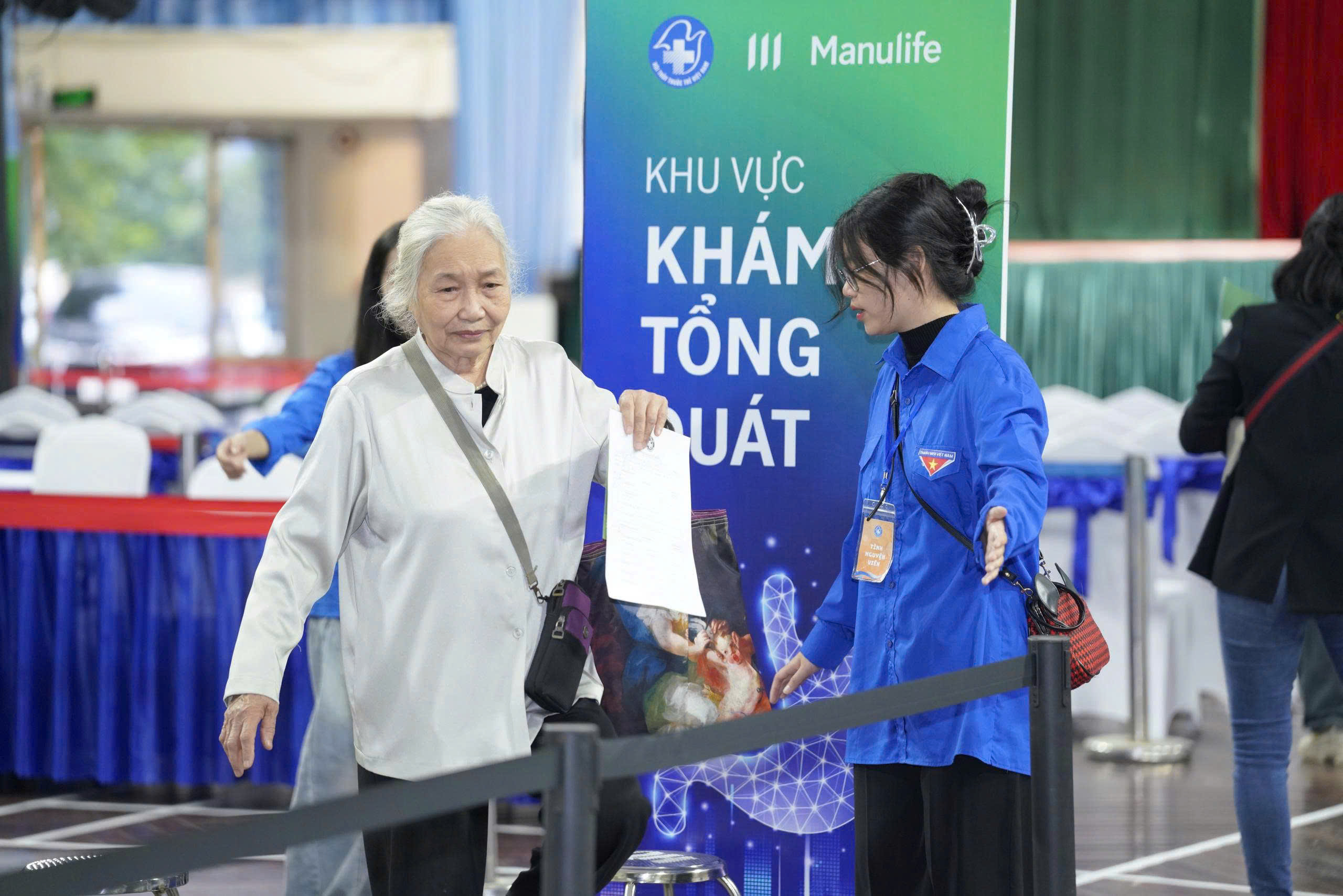 Hơn 1.000 người dân được khám sức khỏe, sàng lọc ung thư tiêu hóa  - ảnh 3