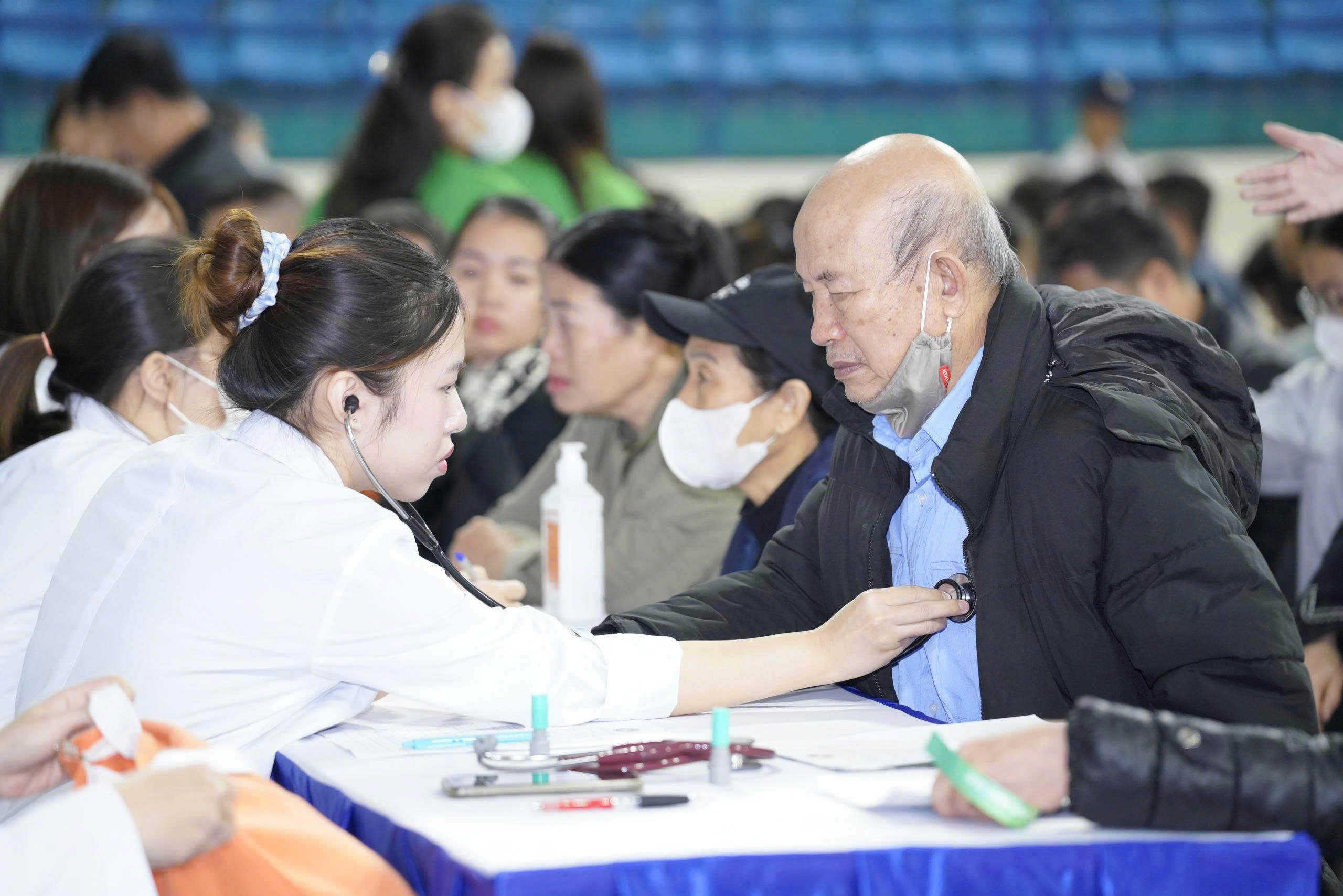 Hơn 1.000 người dân được khám sức khỏe, sàng lọc ung thư tiêu hóa  - ảnh 5