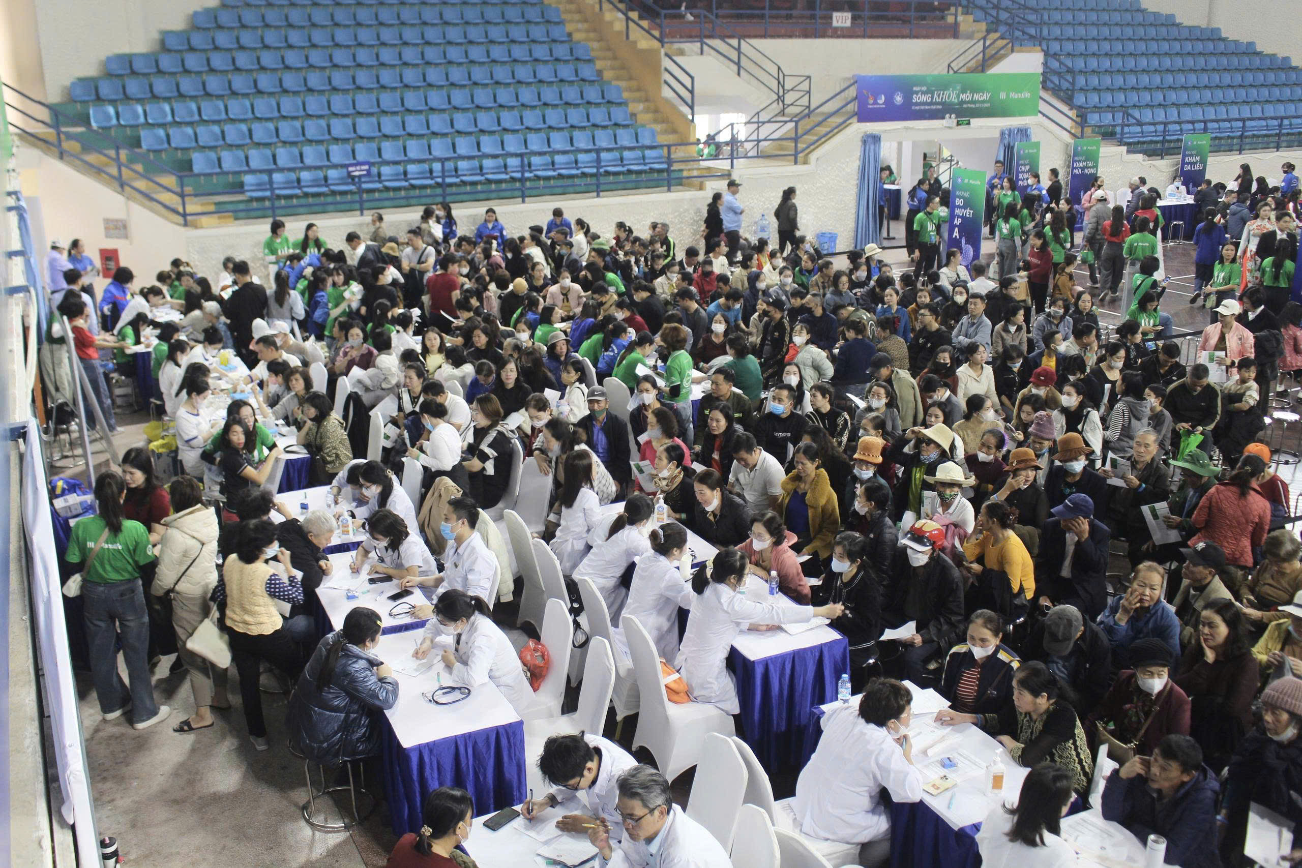 Hơn 1.000 người dân được khám sức khỏe, sàng lọc ung thư tiêu hóa  - ảnh 1