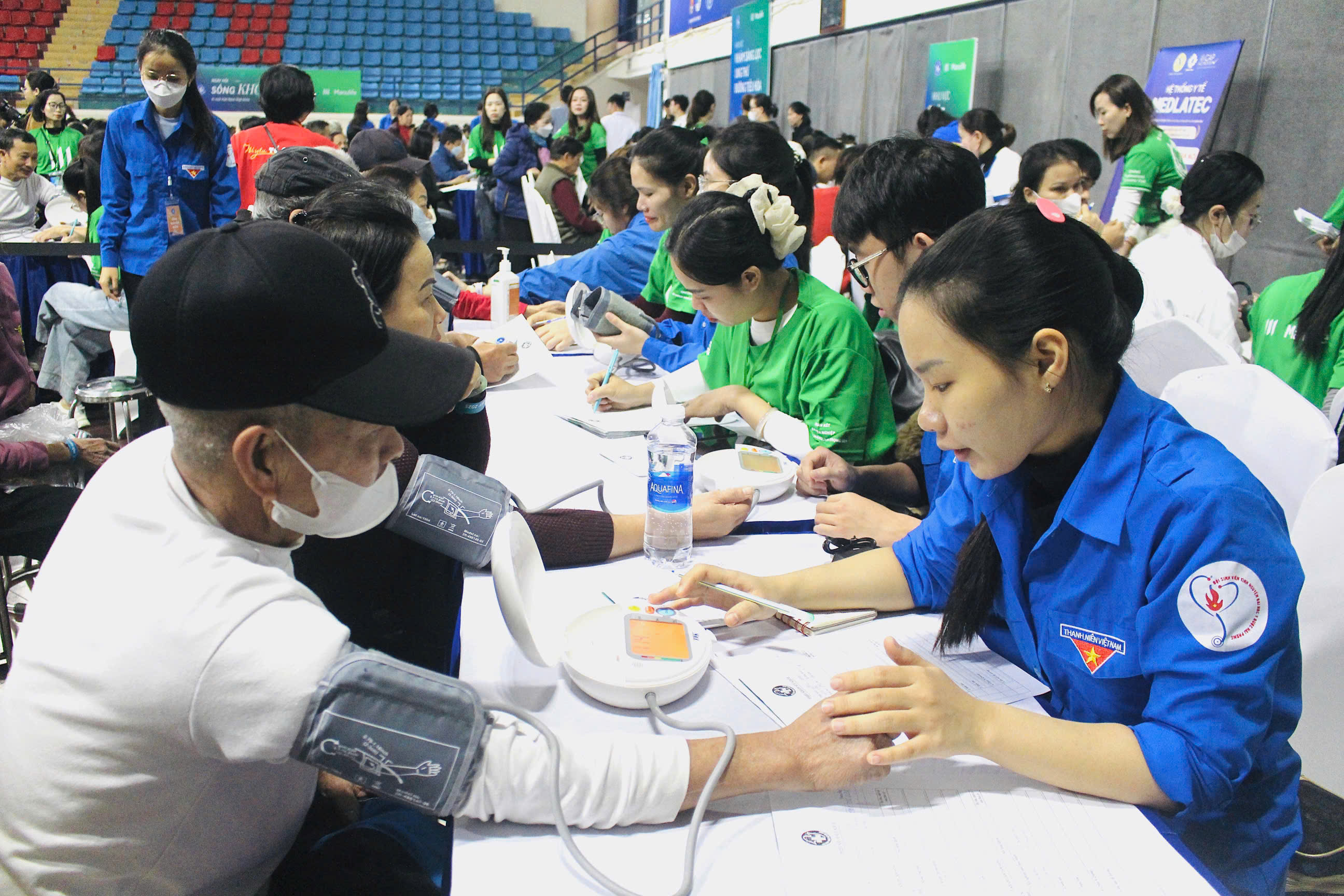 Hơn 1.000 người dân được khám sức khỏe, sàng lọc ung thư tiêu hóa  - ảnh 2