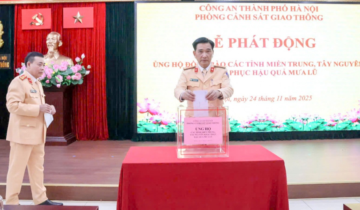 Phòng Cảnh sát giao thông Hà Nội sẻ chia cùng đồng bào vùng lũ - ảnh 1