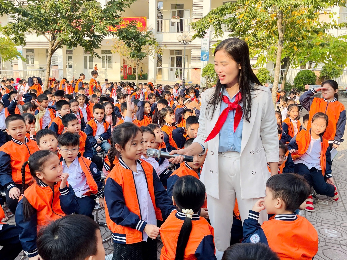 Công an xã Ô Diên tuyên truyền Luật Trật tự an toàn giao thông đường bộ cho học sinh - ảnh 3