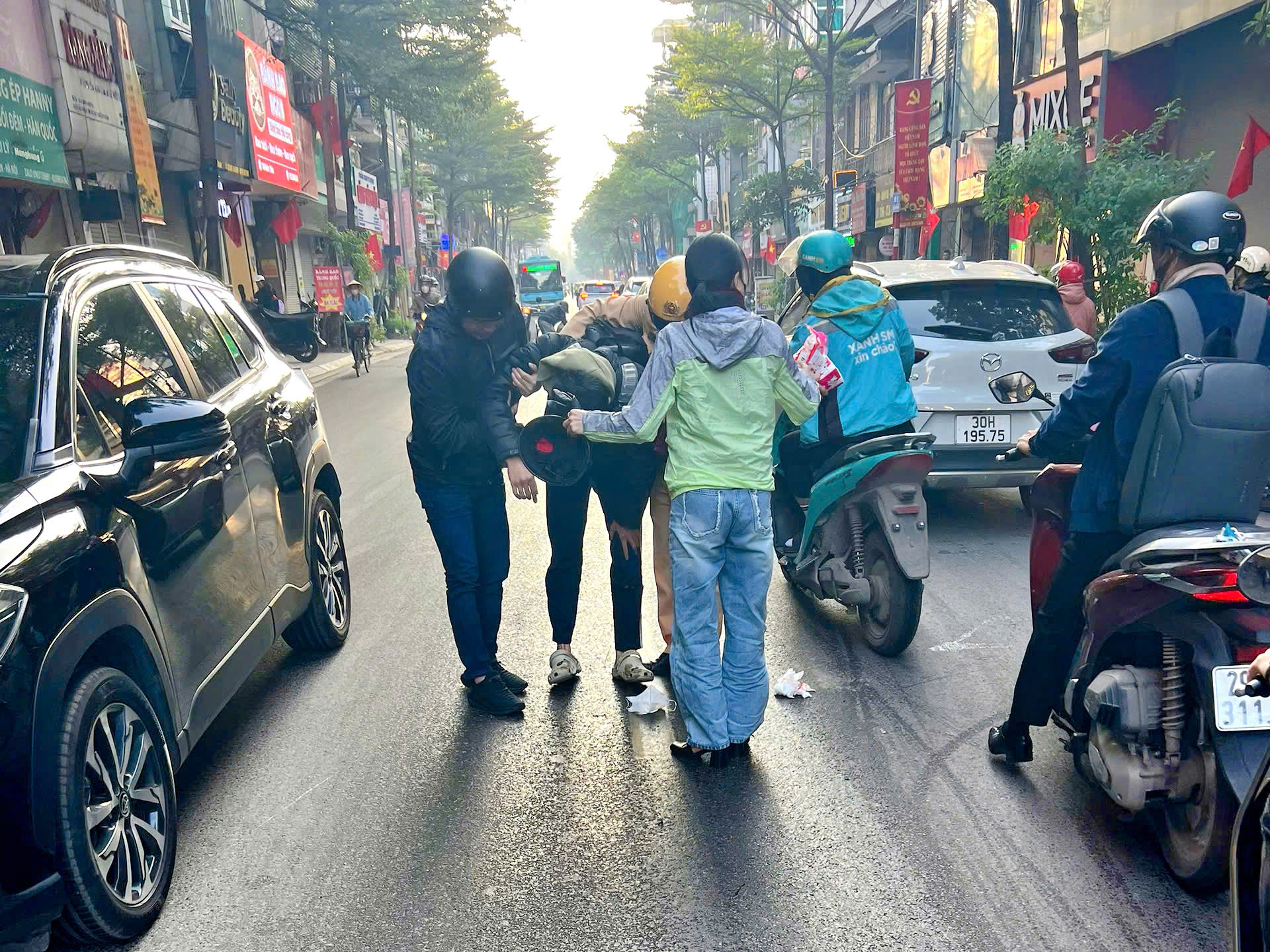 CSGT xử lý vết dầu máy loang dài 1km trên đường làm người dân trượt ngã - ảnh 3