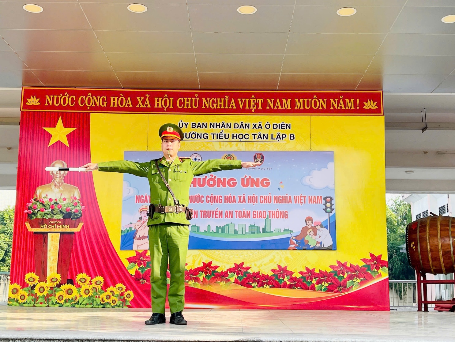 Công an xã Ô Diên tuyên truyền Luật Trật tự an toàn giao thông đường bộ cho học sinh - ảnh 1