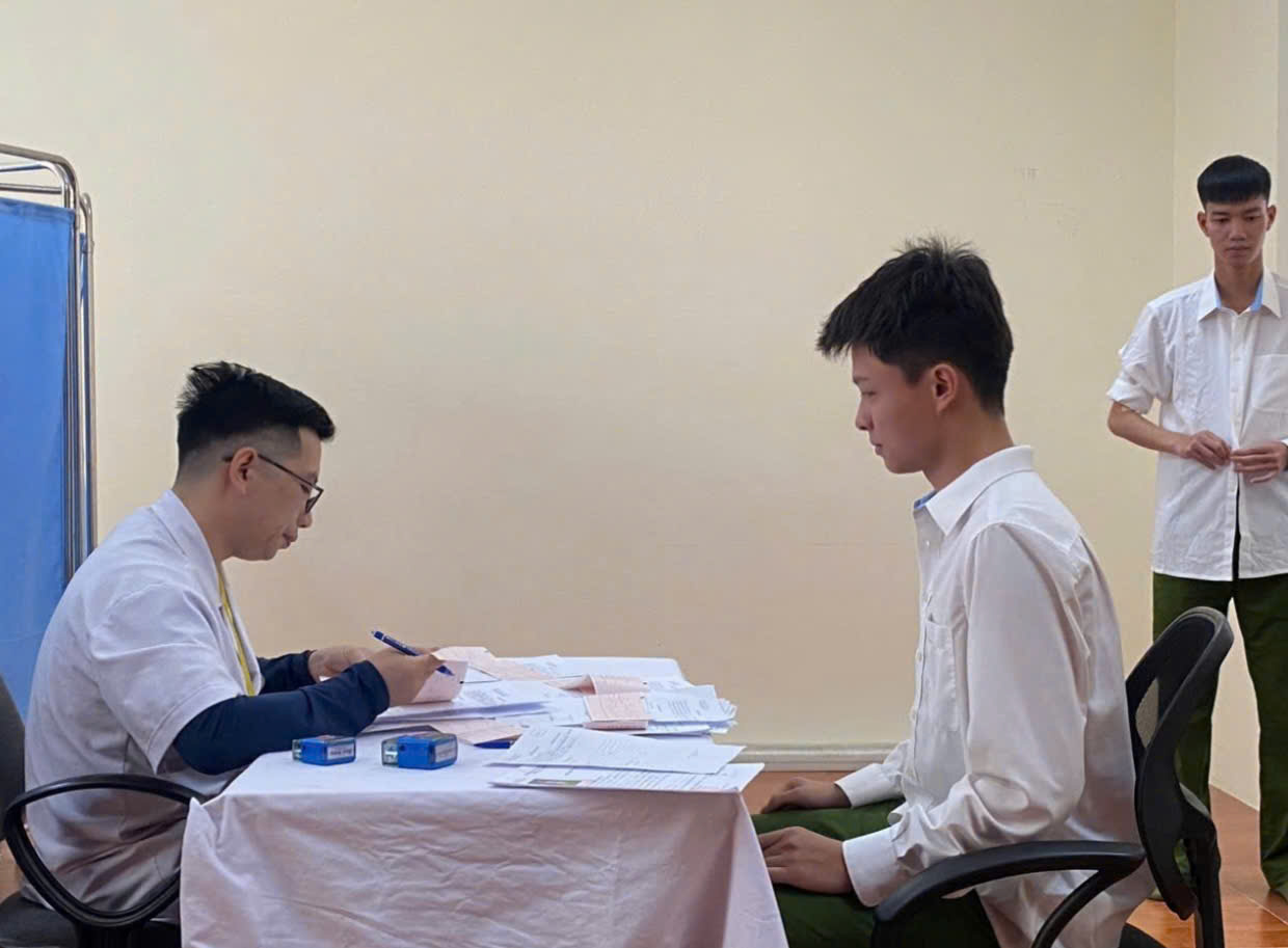 Hà Nội: Tổ chức khám sức khỏe xét chuyển chuyên nghiệp đối với hạ sĩ quan nghĩa vụ  - ảnh 2