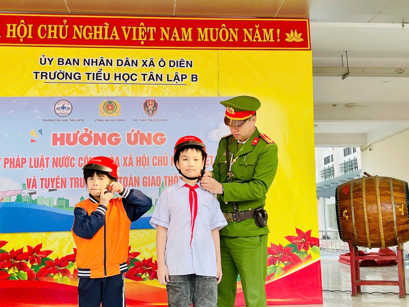 Công an xã Ô Diên tuyên truyền Luật Trật tự an toàn giao thông đường bộ cho học sinh - ảnh 2