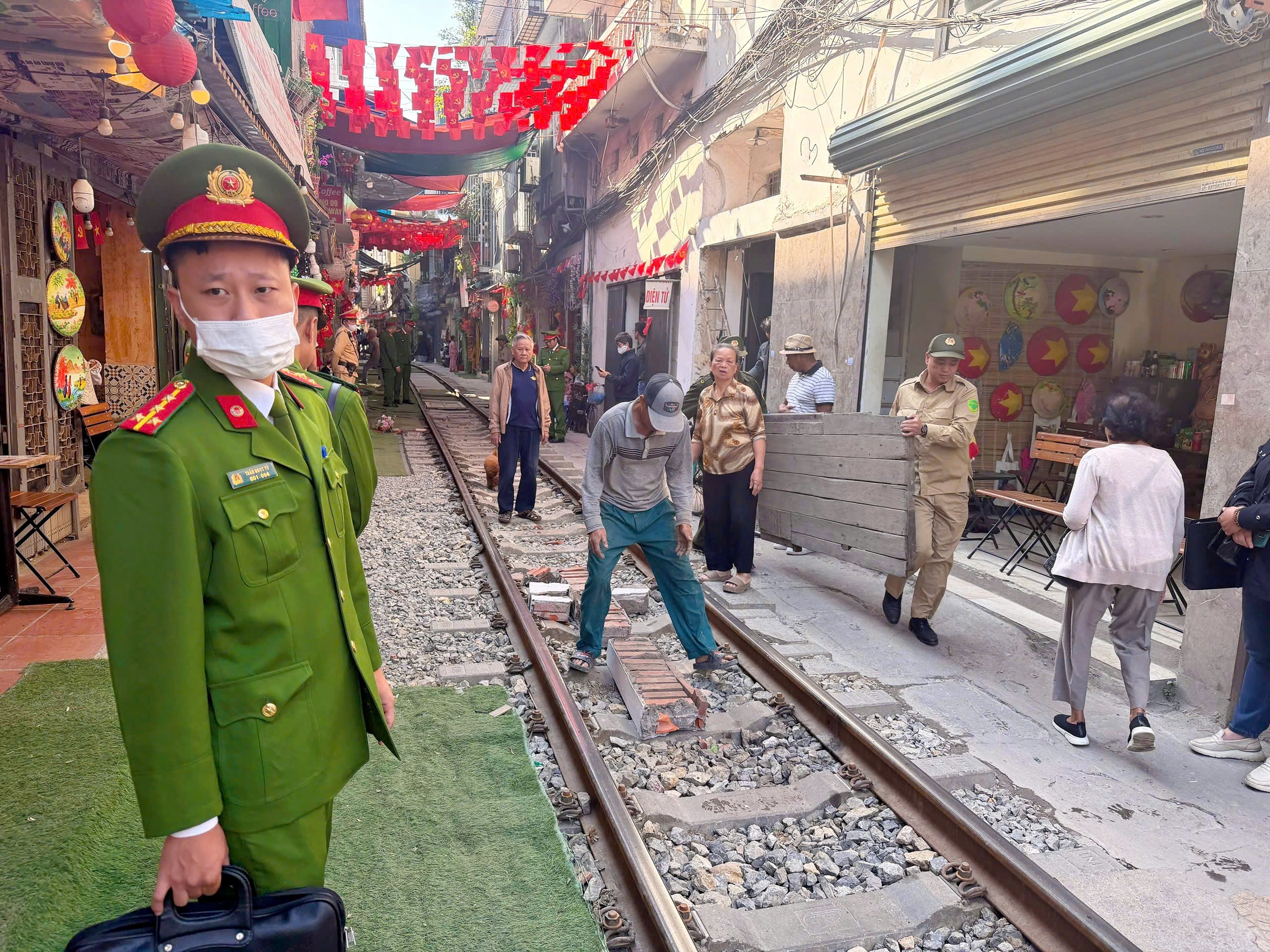 Hà Nội: Quyết liệt xử lý vi phạm lấn chiếm hành lang an toàn đường sắt tại khu vực ngõ đường tàu - ảnh 2