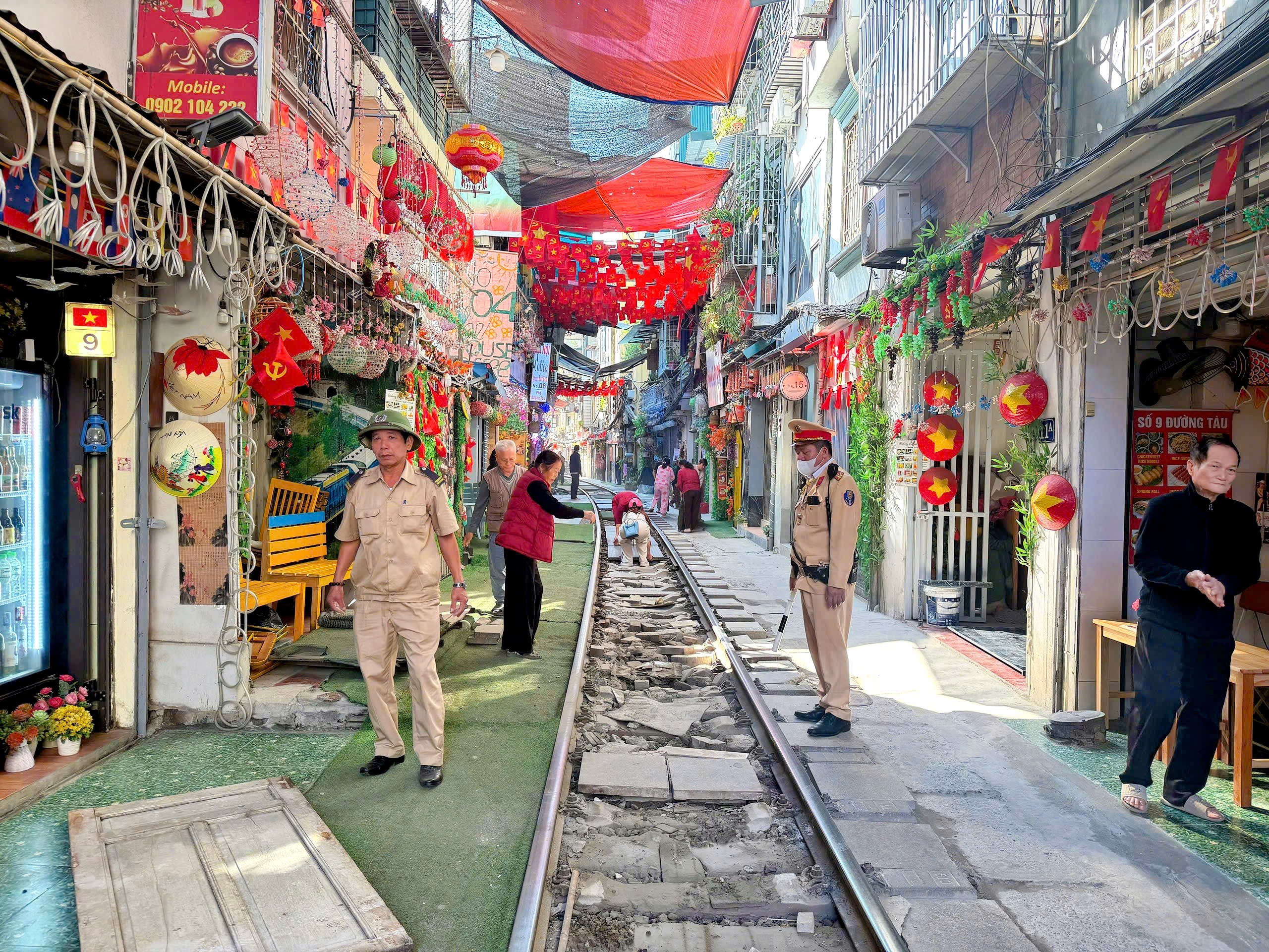 Hà Nội: Quyết liệt xử lý vi phạm lấn chiếm hành lang an toàn đường sắt tại khu vực ngõ đường tàu - ảnh 1