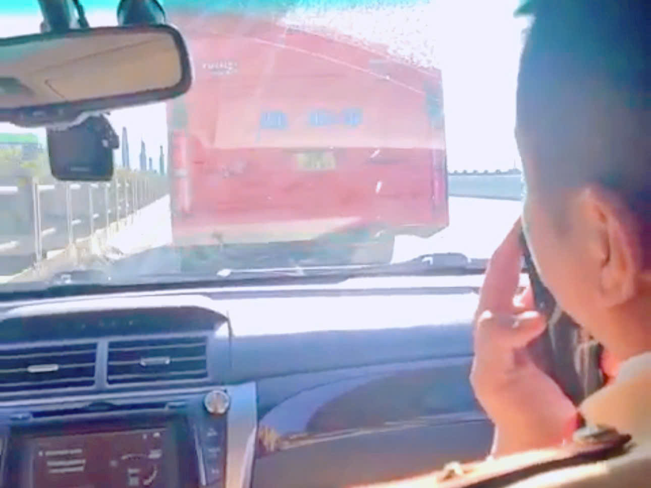 Hà Nội: Xử phạt tài xế xe khách không nhường đường cho xe ưu tiên đi làm nhiệm vụ - ảnh 1